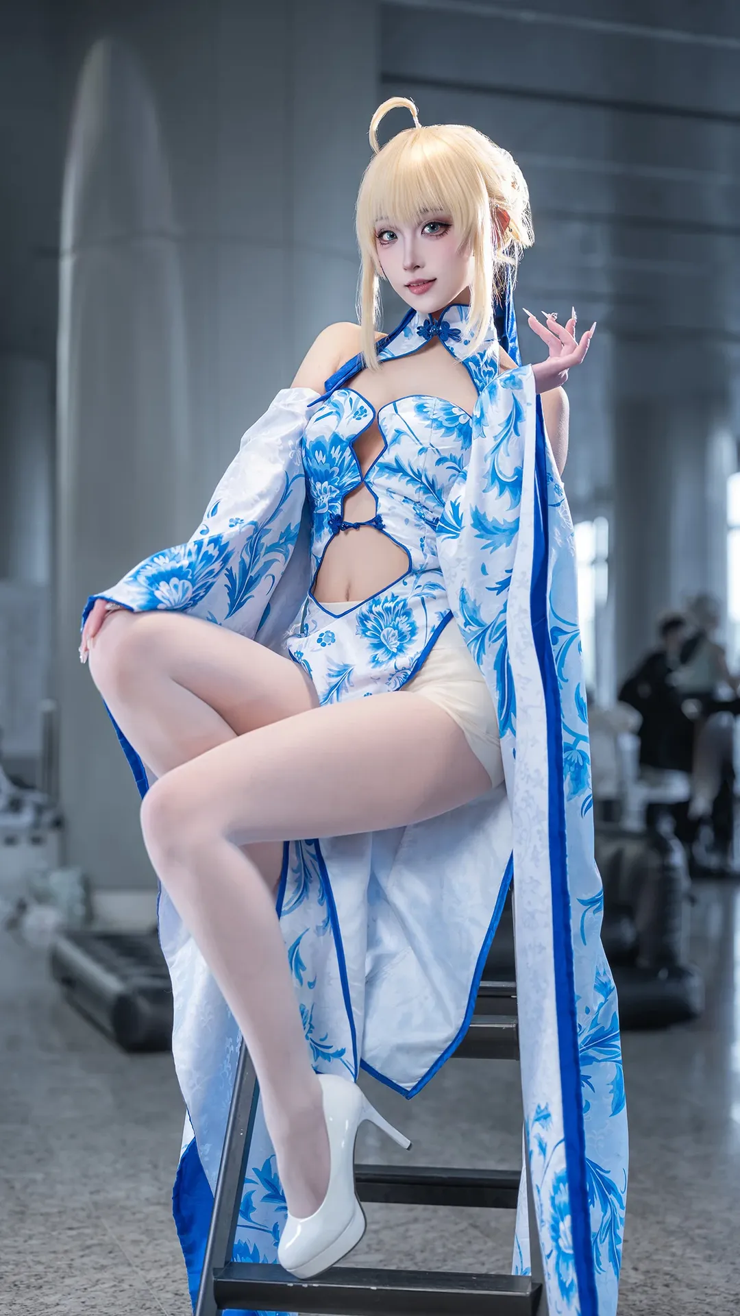 二次元, アルトリア コスプレ, フェイト, イベント写真, 青花磁器柄のチャイナドレス - 2枚目