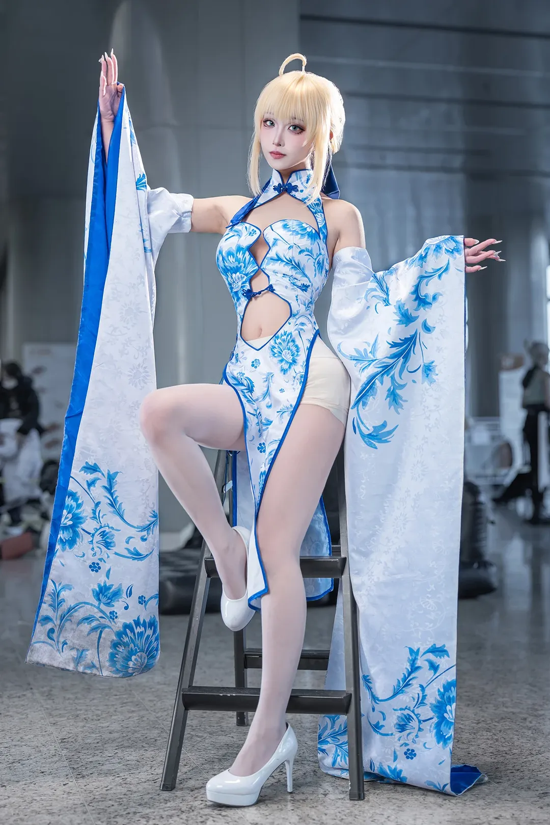 二次元, アルトリア コスプレ, フェイト, イベント写真, 青花磁器柄のチャイナドレス - 3枚目