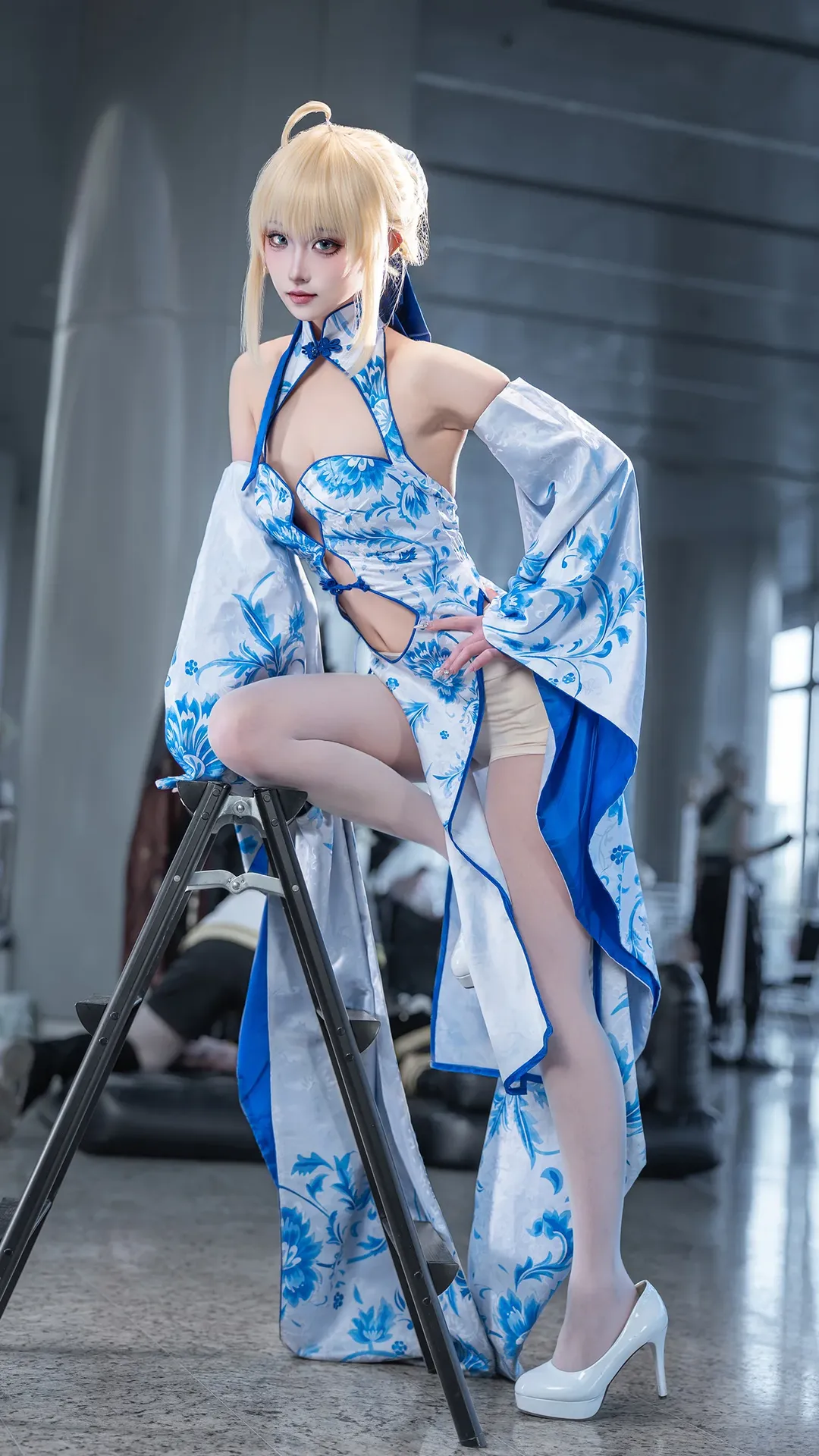 二次元, アルトリア コスプレ, フェイト, イベント写真, 青花磁器柄のチャイナドレス - 4枚目