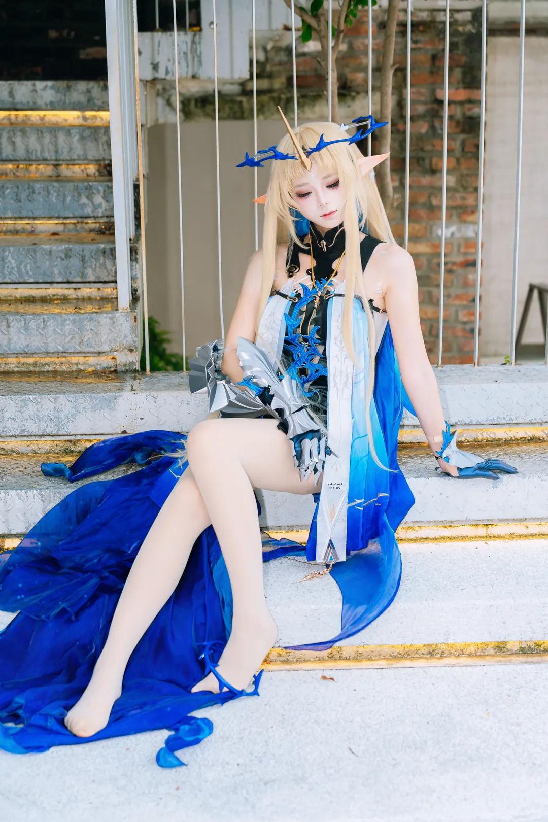 鸣潮cosplay, 惠州扫街摄影, 佳能R50V拍摄, 精灵Cos分享, 户外二次元摄影