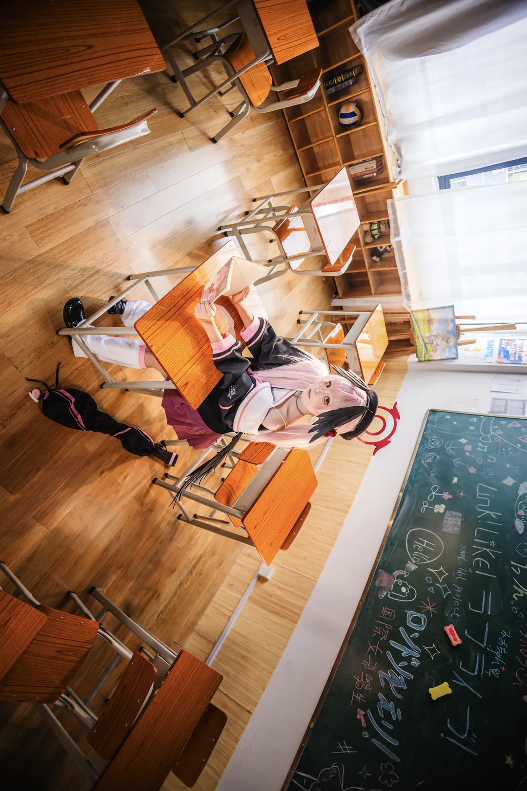 老师的好学生cos, 蔚蓝档案, 校园系cosplay, 粉色长发, 教室场景