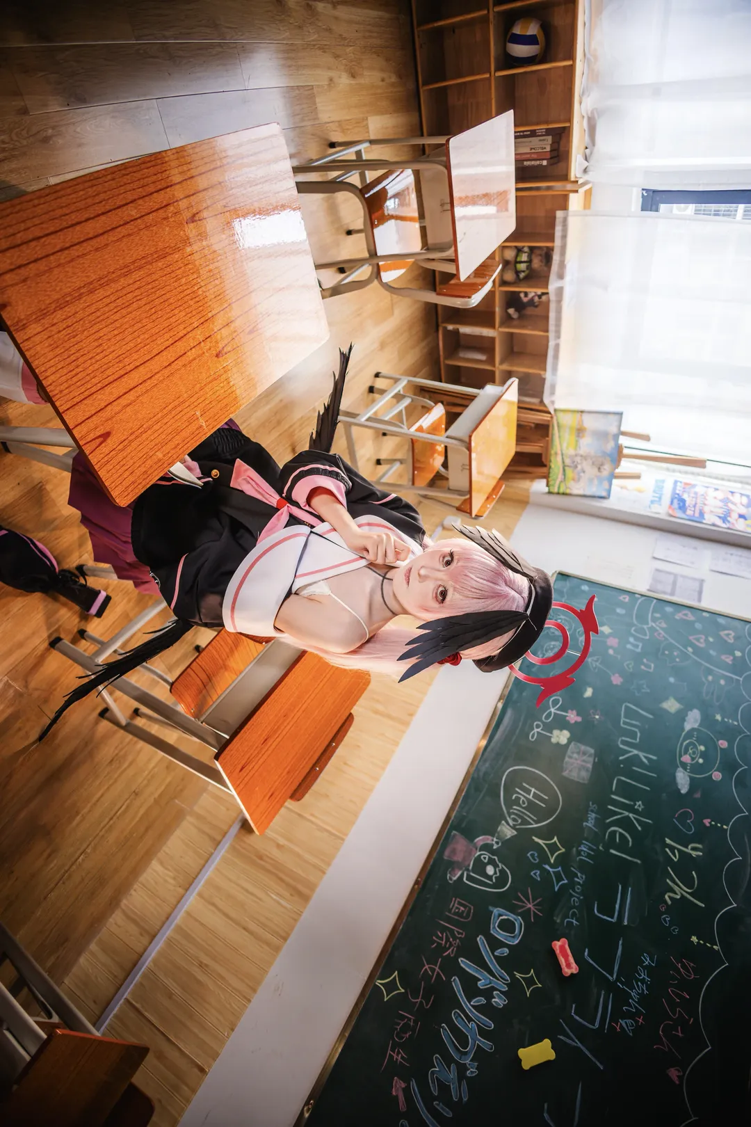 老师的好学生cos, 蔚蓝档案, 校园系cosplay, 粉色长发, 教室场景 - 第11张