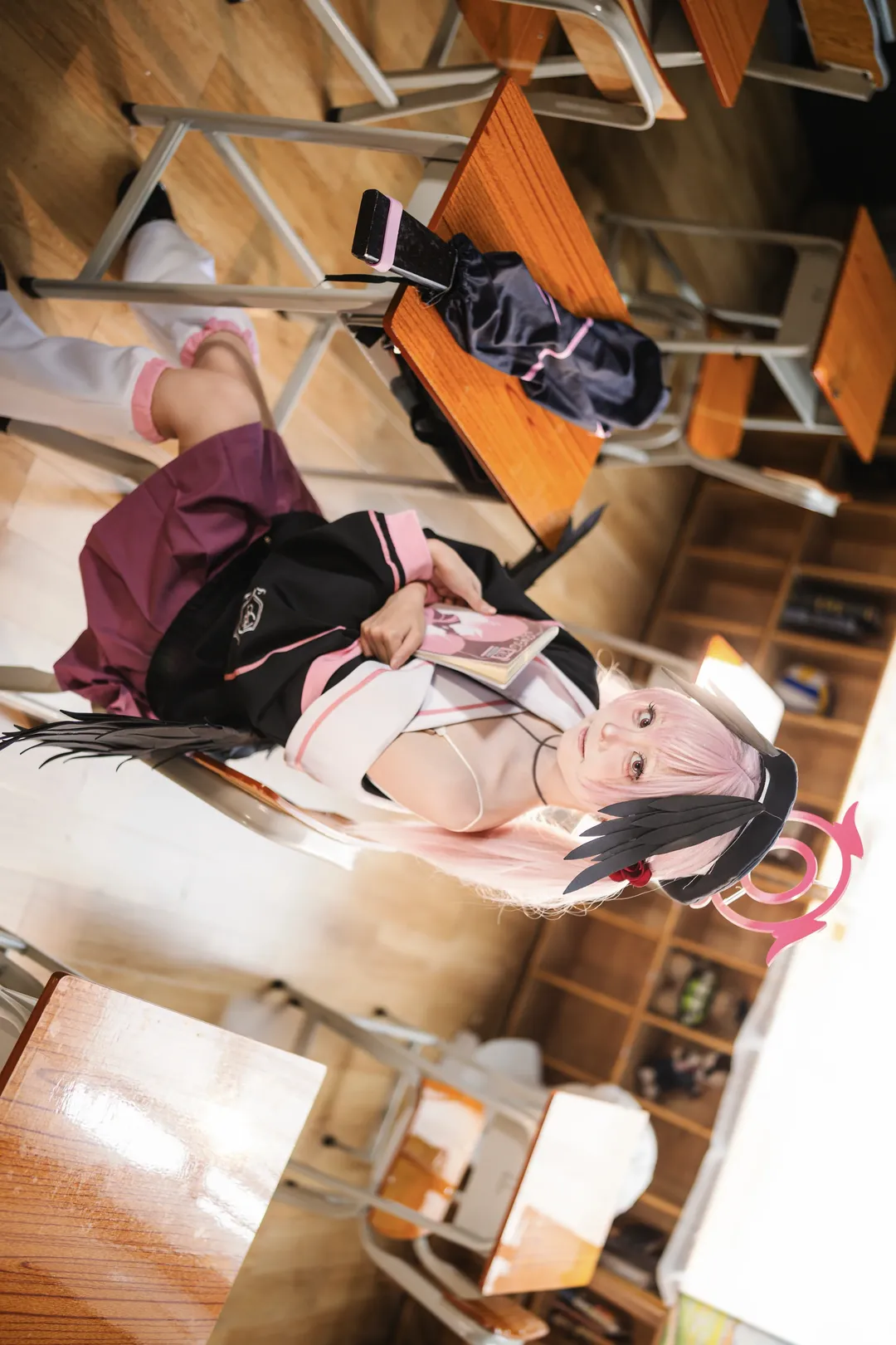 老师的好学生cos, 蔚蓝档案, 校园系cosplay, 粉色长发, 教室场景 - 第3张