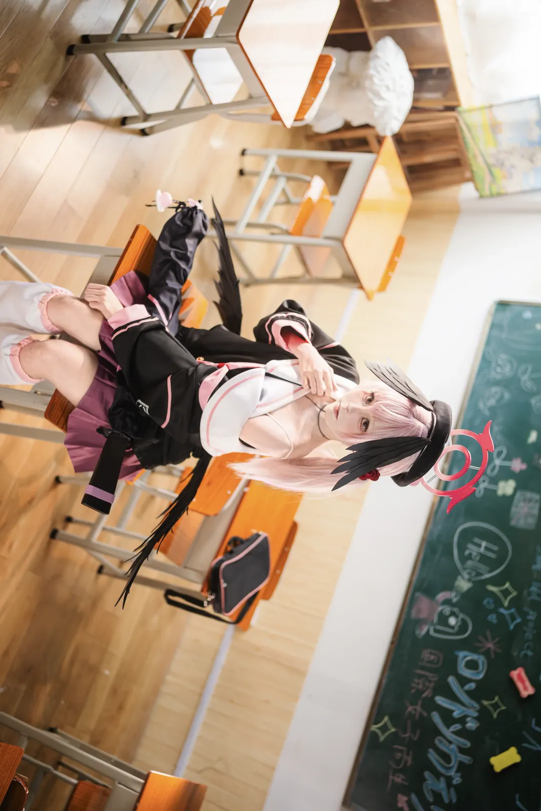 老师的好学生cos, 蔚蓝档案, 校园系cosplay, 粉色长发, 教室场景 - 第4张