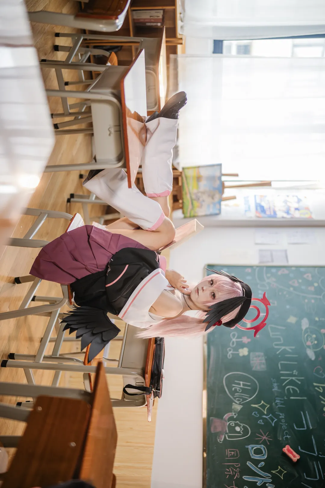 老师的好学生cos, 蔚蓝档案, 校园系cosplay, 粉色长发, 教室场景 - 第5张