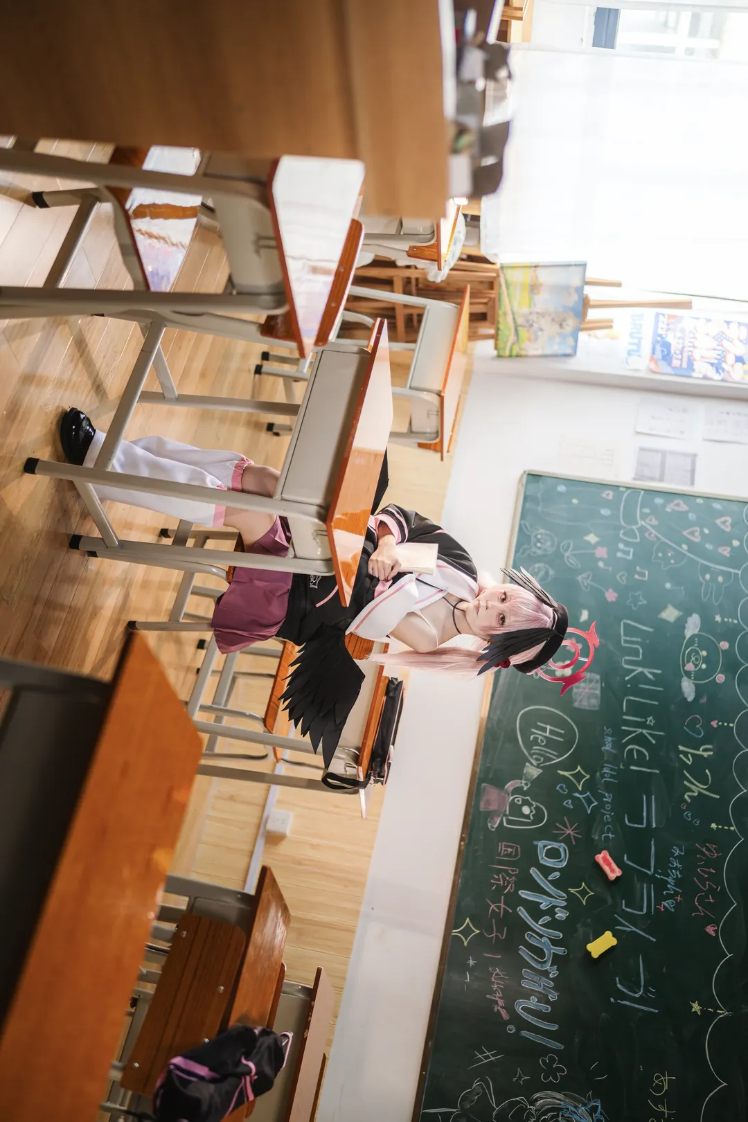 老师的好学生cos, 蔚蓝档案, 校园系cosplay, 粉色长发, 教室场景 - 第6张