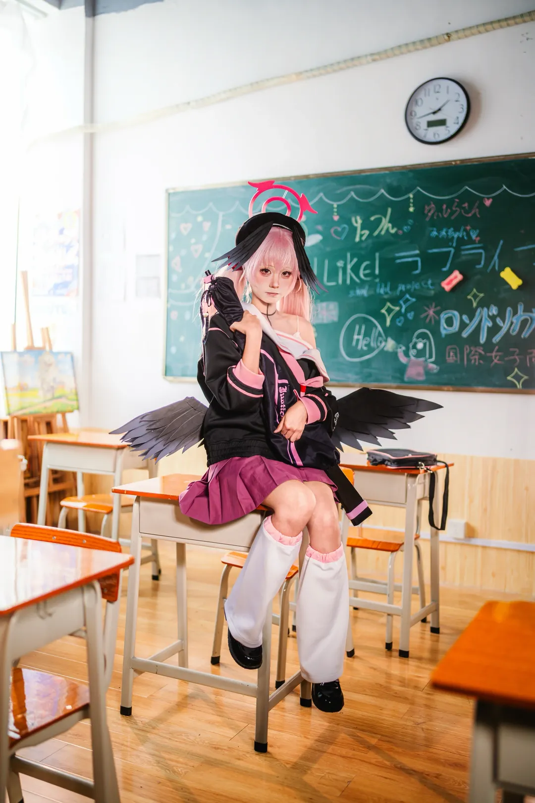 老师的好学生cos, 蔚蓝档案, 校园系cosplay, 粉色长发, 教室场景 - 第7张