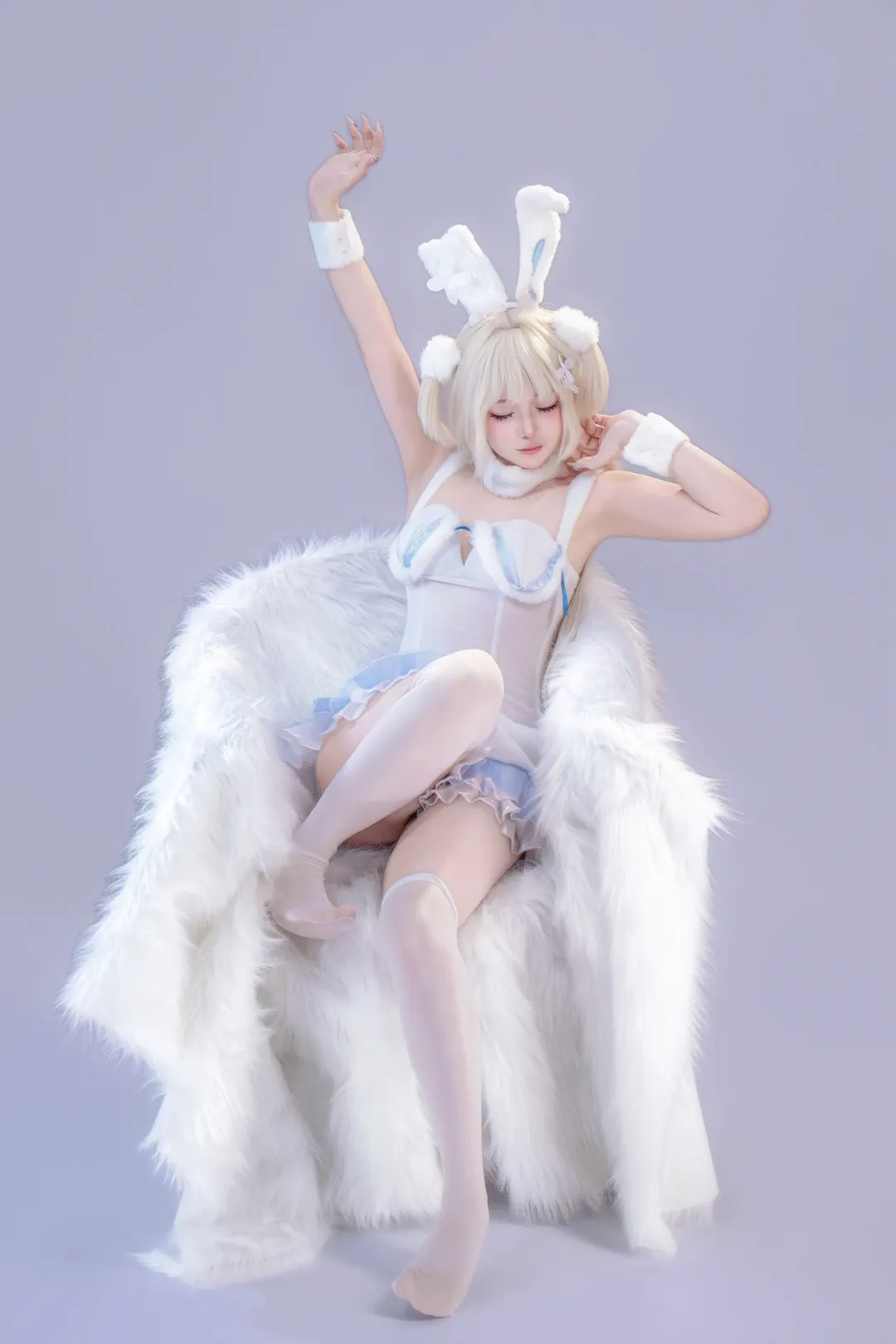 蓝白配色, 棚拍写真, 萌系穿搭, 白兔cosplay, 毛绒装扮