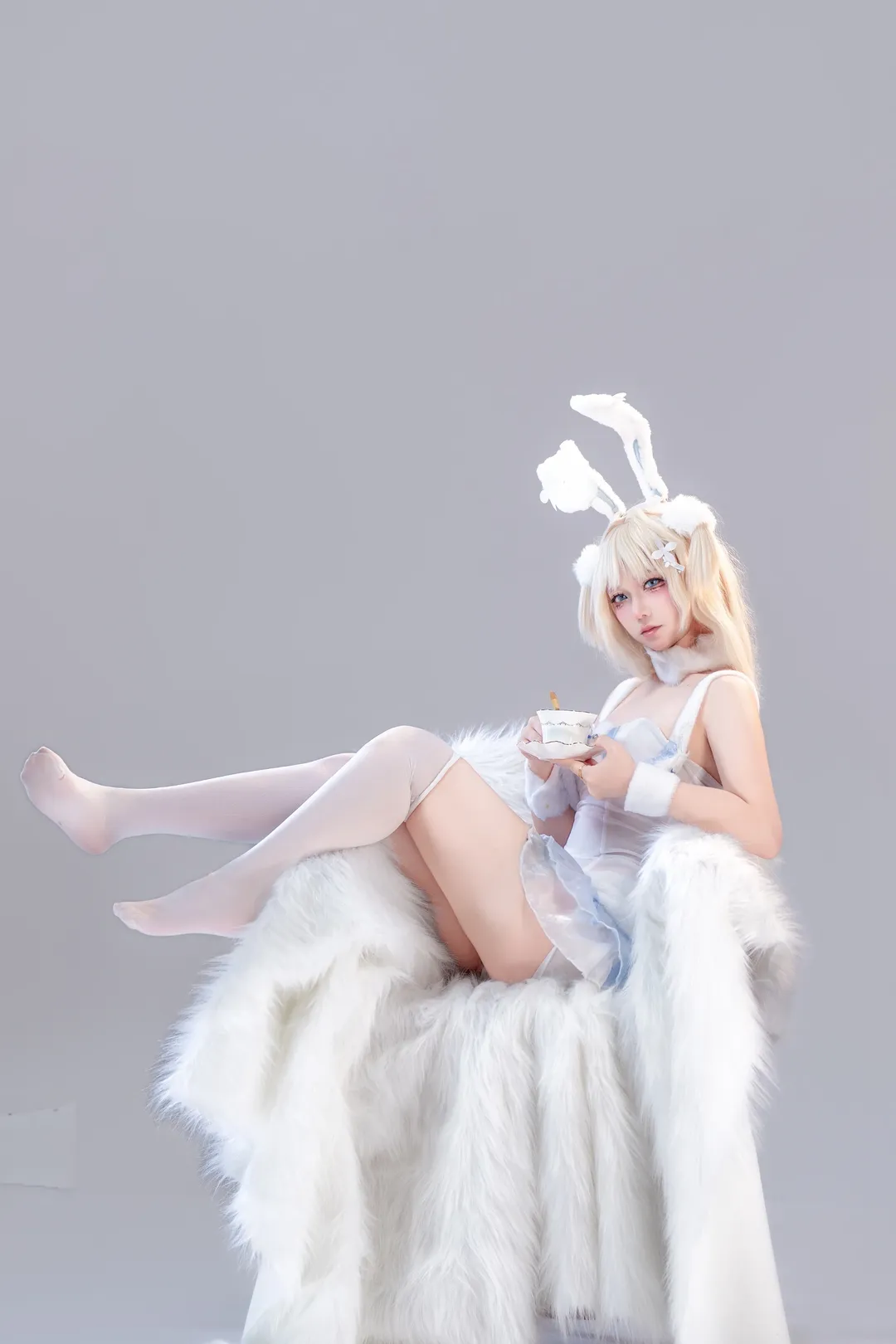 蓝白配色, 棚拍写真, 萌系穿搭, 白兔cosplay, 毛绒装扮 - 第2张