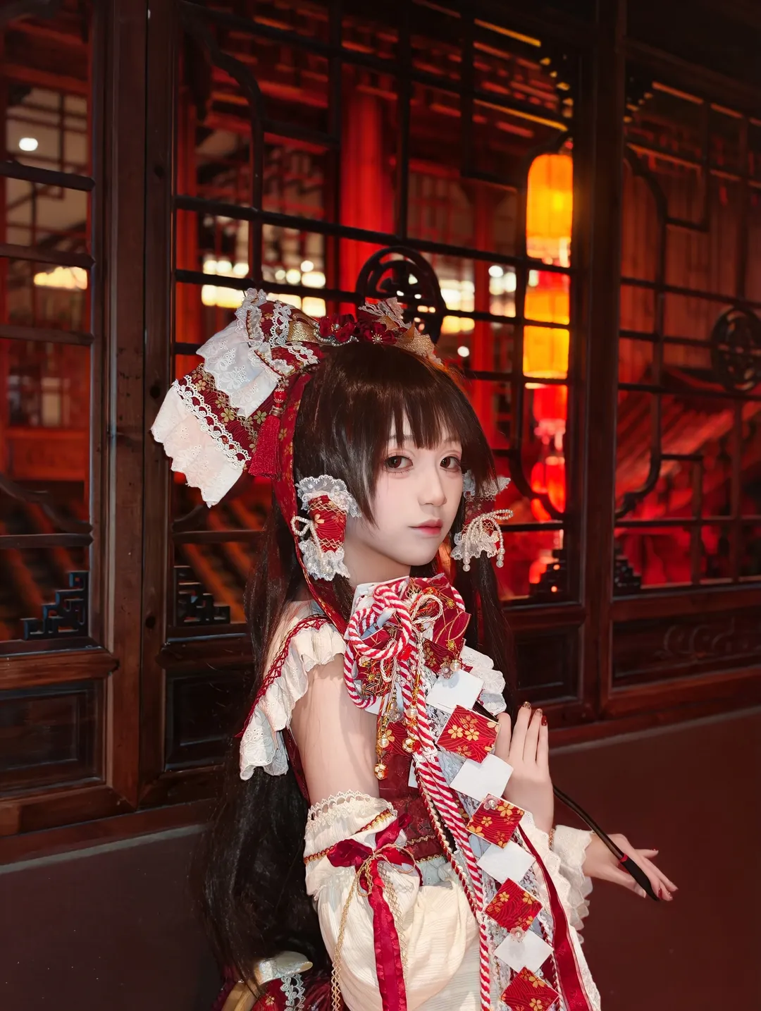 博丽灵梦cos, 东方project, 中式古风夜景, 红白巫女造型, 灯笼光影摄影 - 第1张