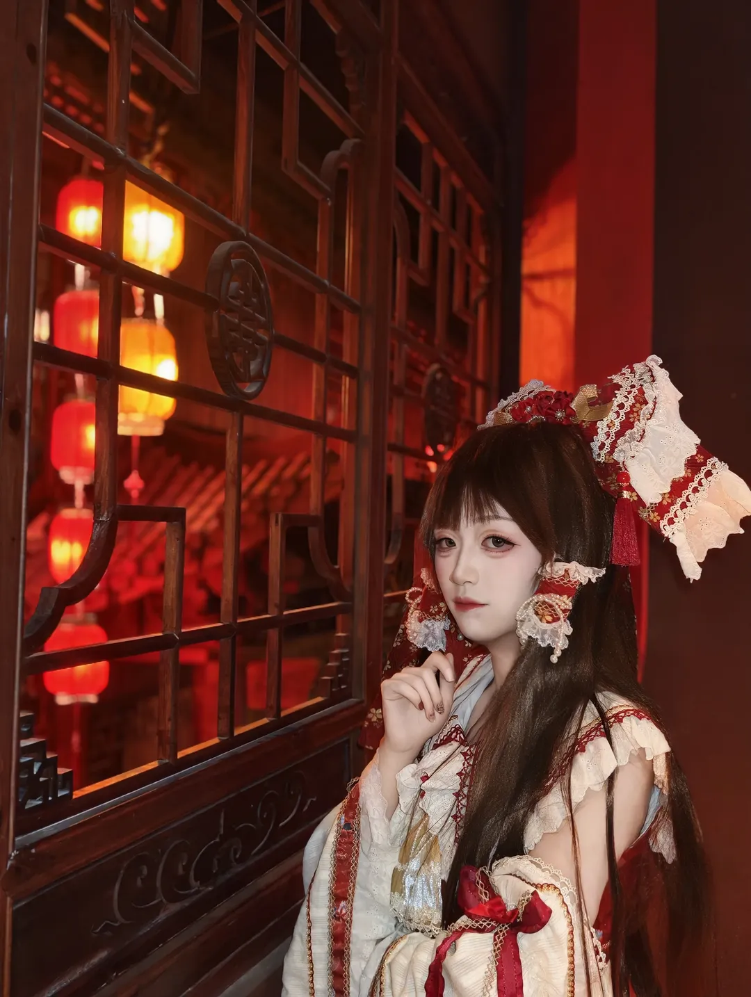 博丽灵梦cos, 东方project, 中式古风夜景, 红白巫女造型, 灯笼光影摄影