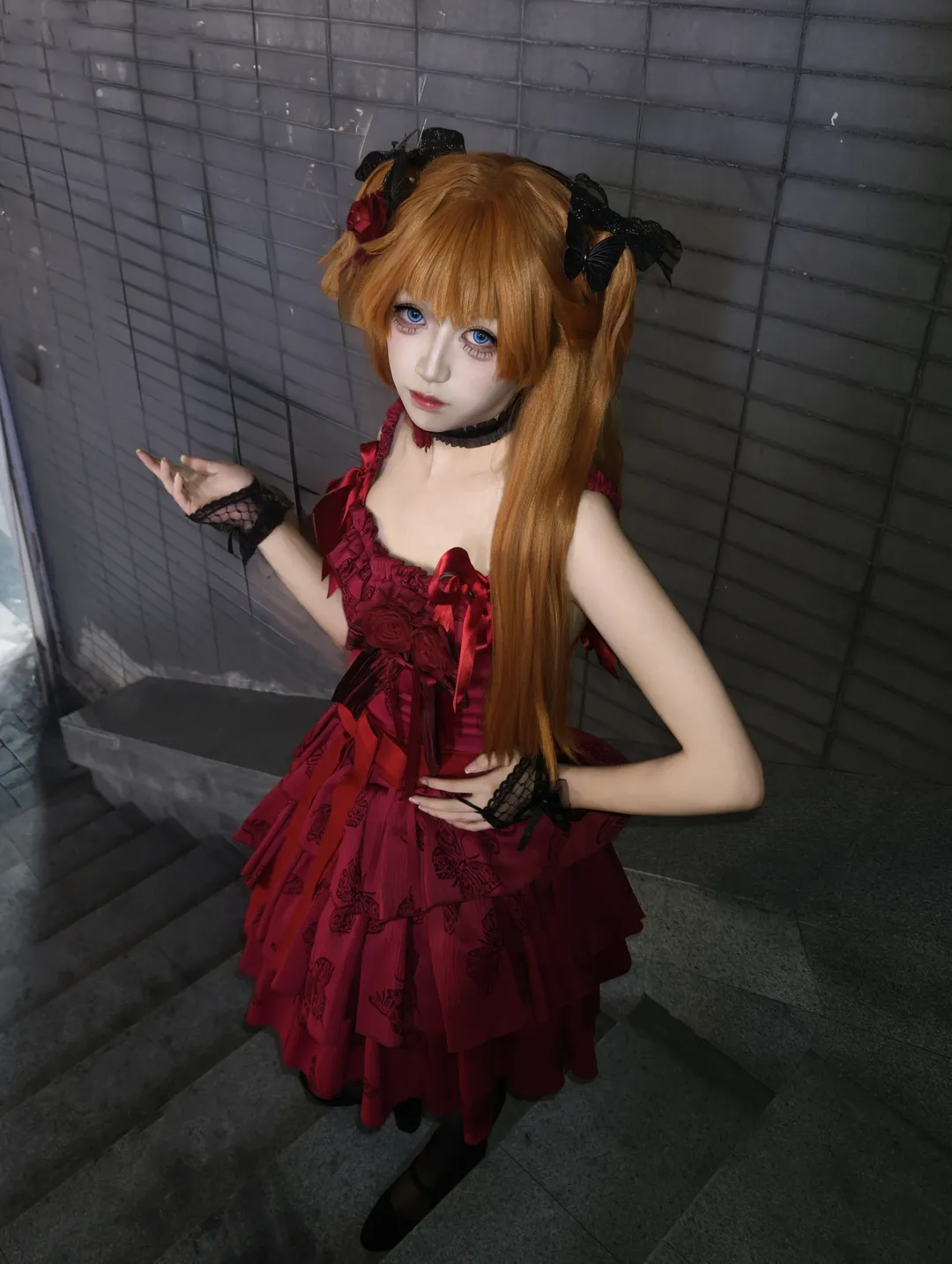 明日香cos, 新世纪福音战士, 哥特风穿搭, cosplay摄影, 红黑配色 - 第1张