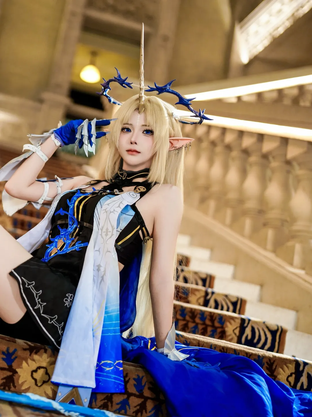 鳴潮, コスプレ写真, フルールドリス コスプレ, エルフ耳, 長柄武器