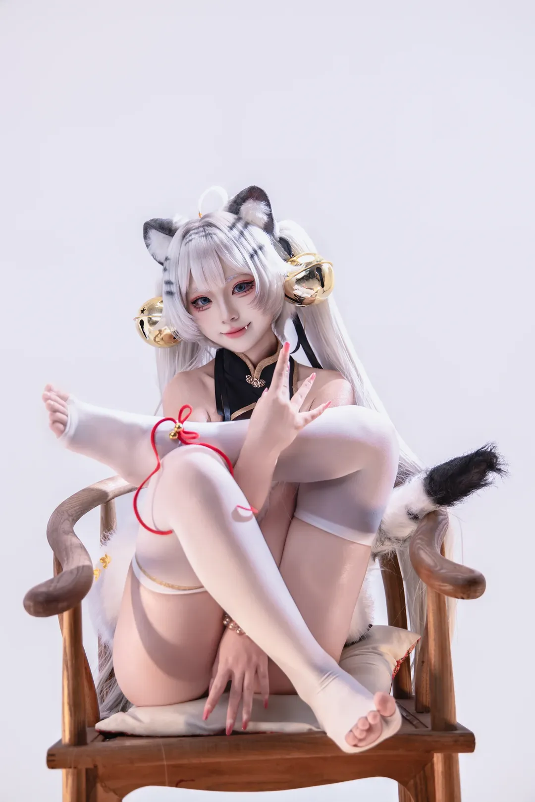 白虎娘cos, cosplay摄影, 棚拍日常, 兽耳娘装扮, 露趾白丝 - 第1张