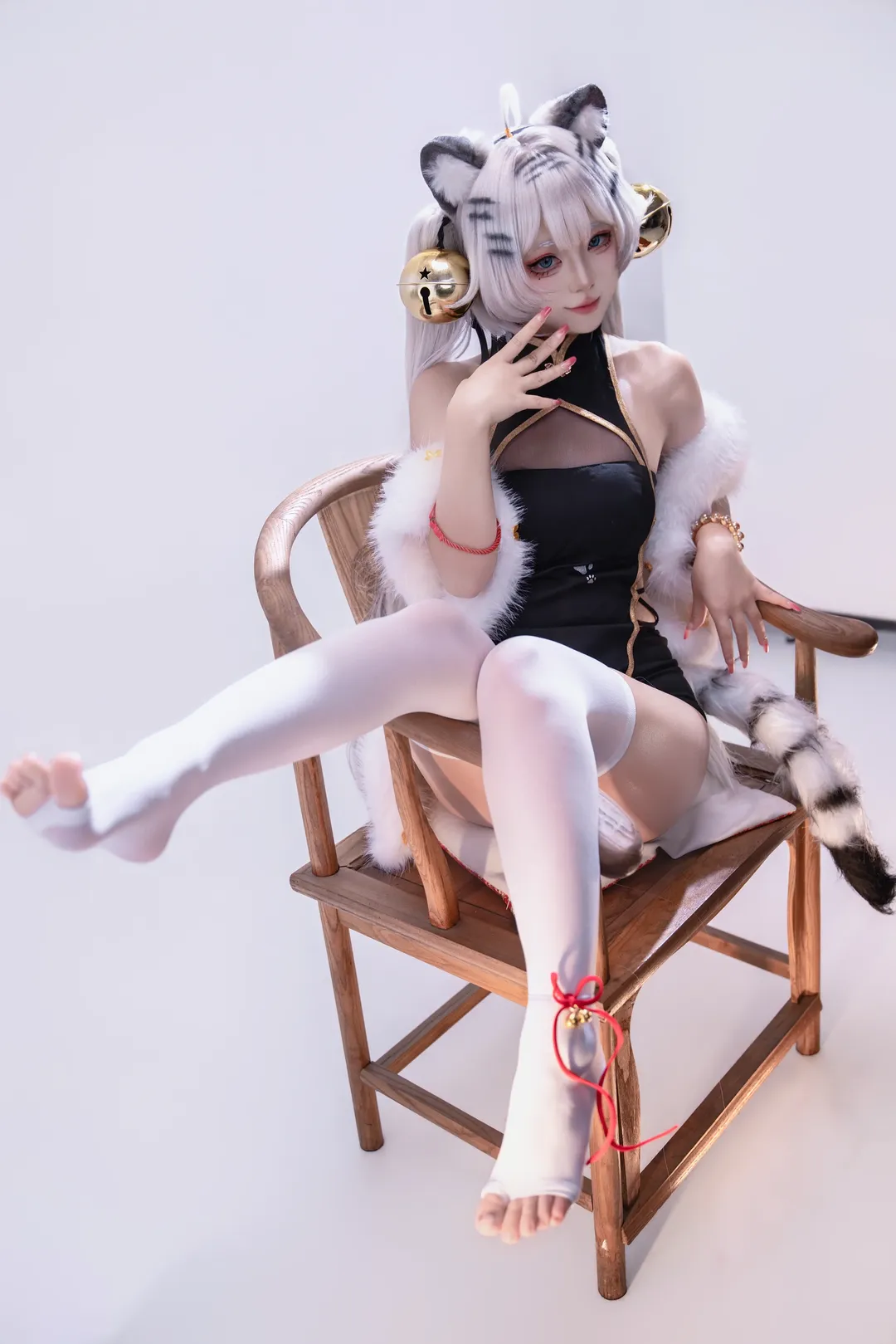白虎娘cos, cosplay摄影, 棚拍日常, 兽耳娘装扮, 露趾白丝 - 第3张