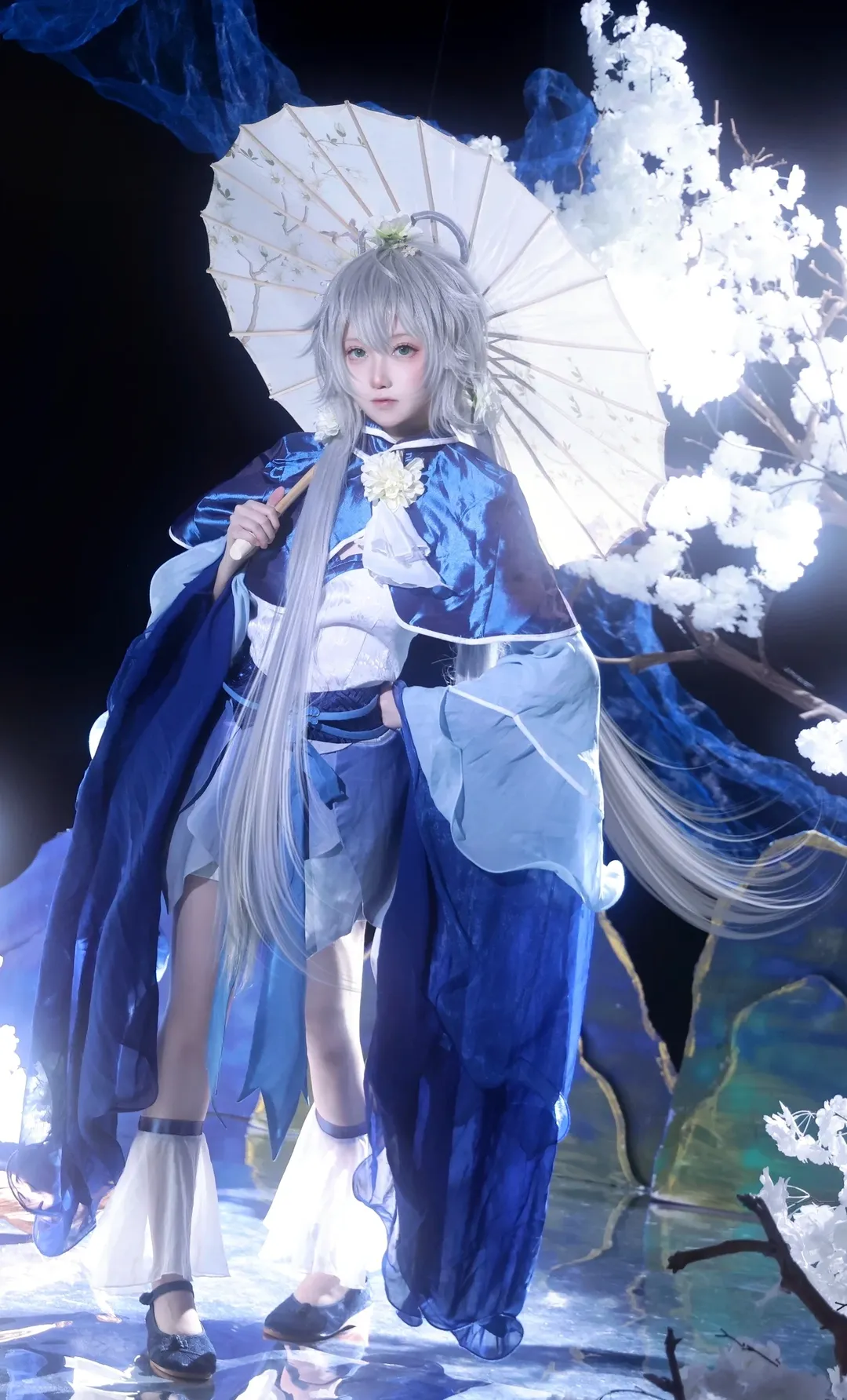 古风cosplay, 洛天依cos, Vocaloid, 摄影棚打光, 蓝白国风