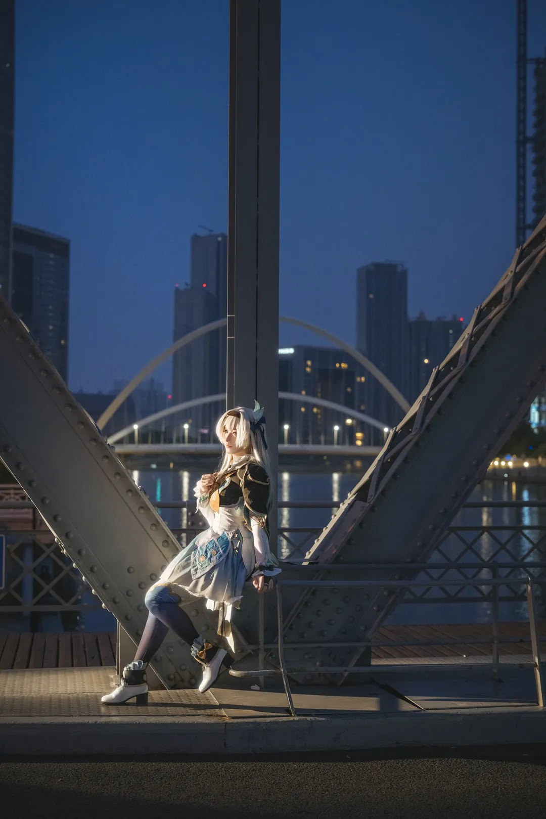 崩坏星穹铁道, 流萤cos, 蓝调时刻, 夜景拍照, cosplay摄影