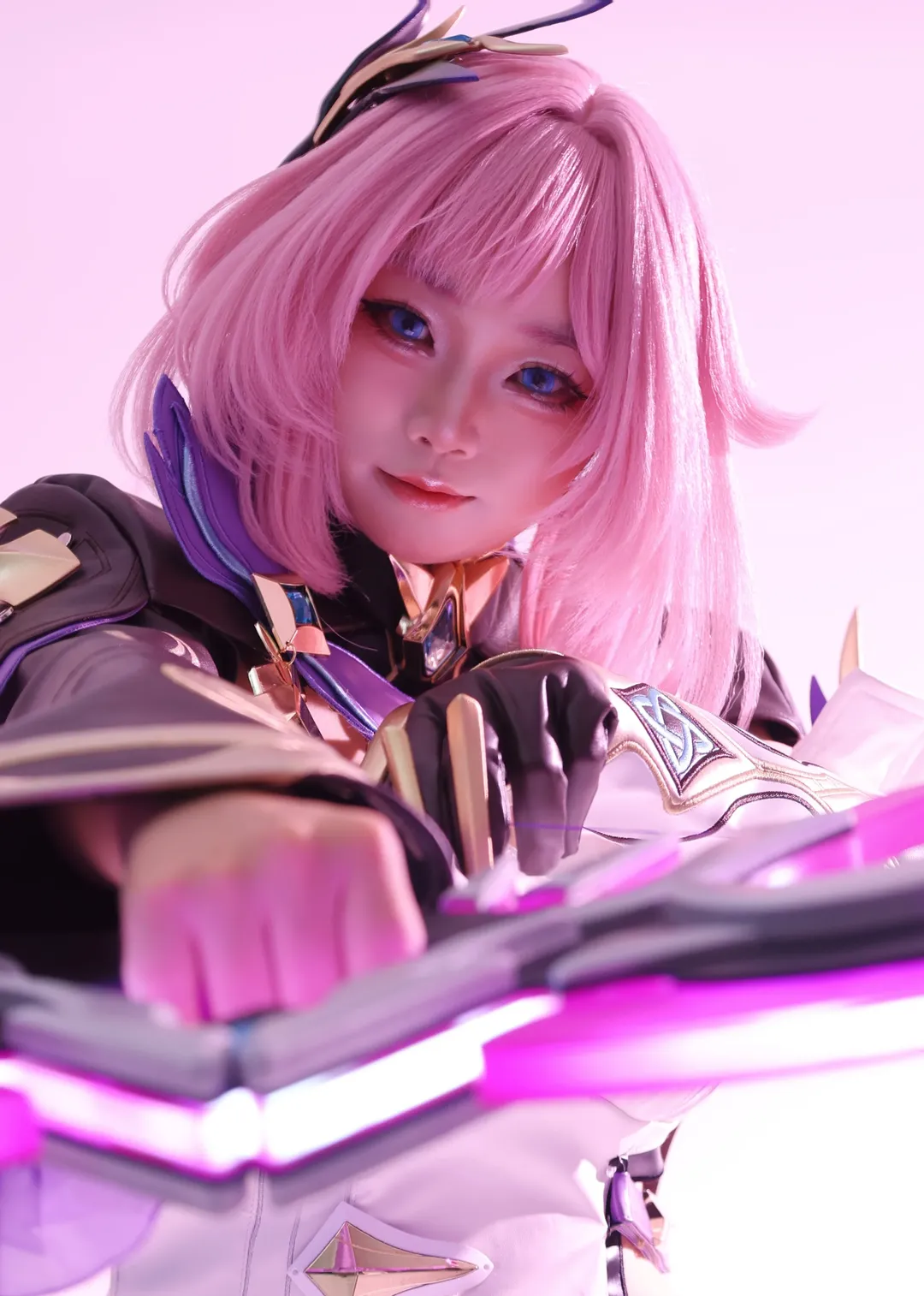 爱莉希雅cos, 崩坏3, 二次元cosplay, 粉色系战斗服, 角色扮演道具