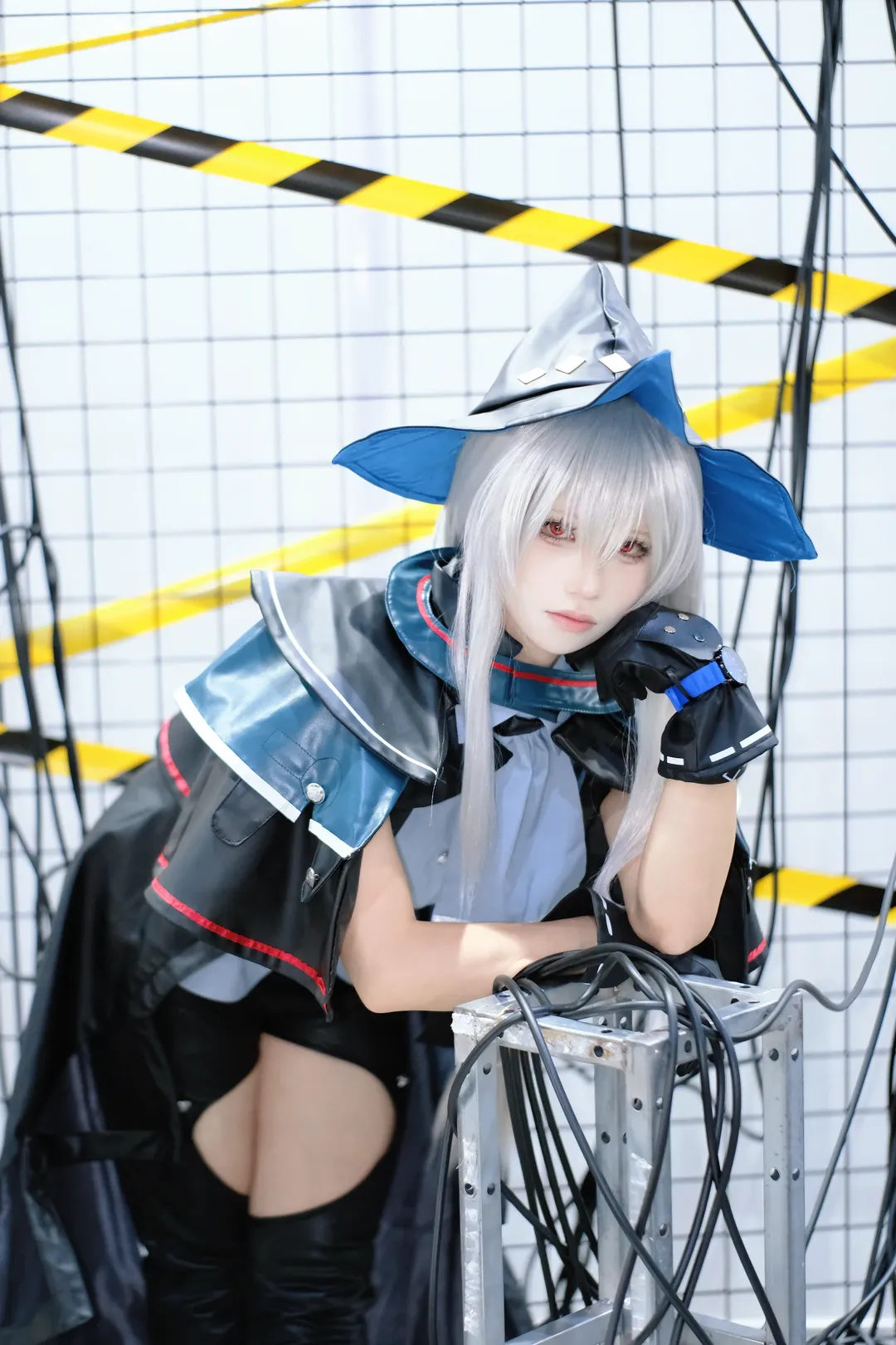 二次元摄影, 漫展场照, 明日方舟, 斯卡蒂cos, cosplay道具 - 第3张