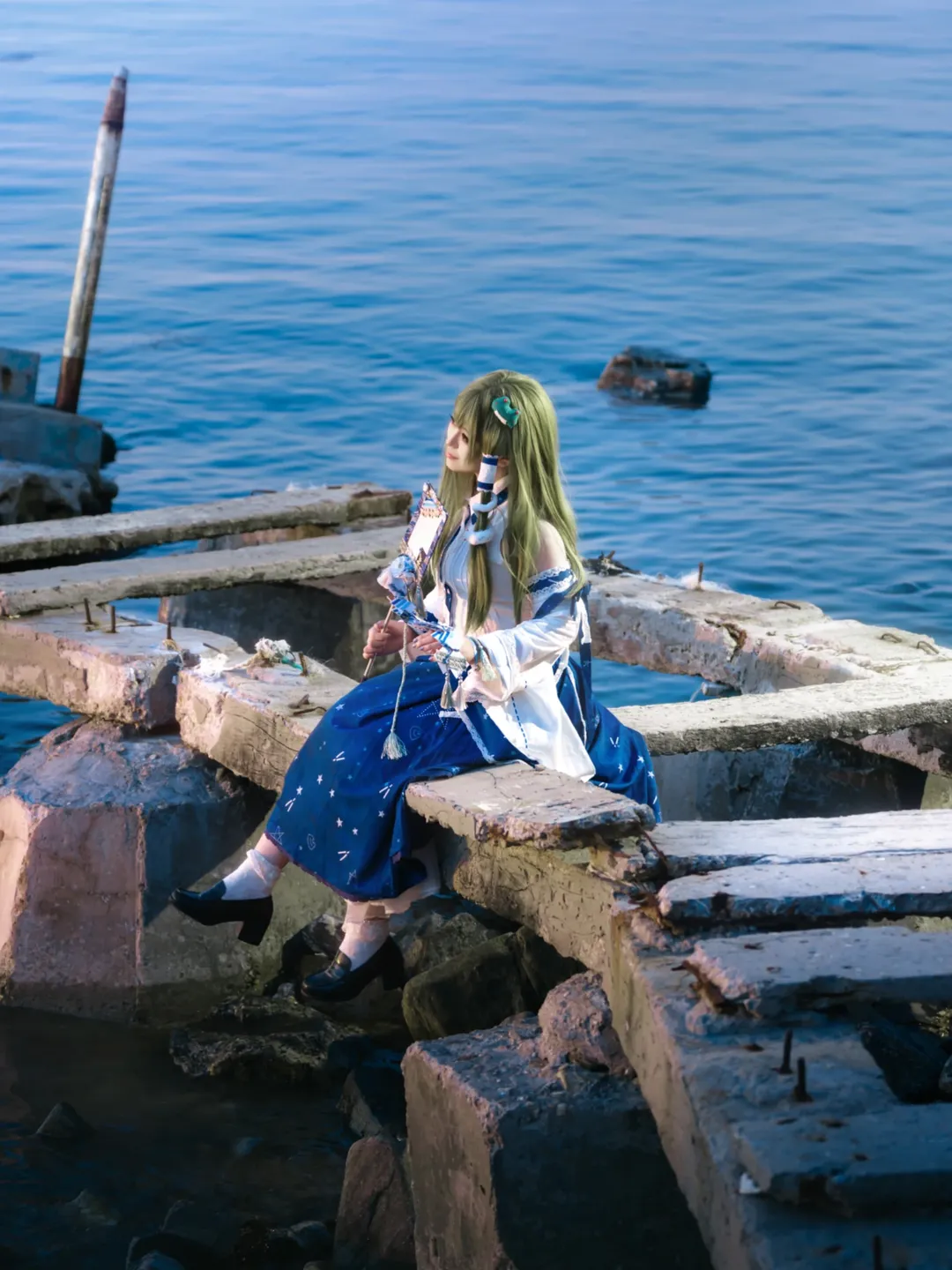海边摄影, 东方Project, 二次元cosplay, 东风谷早苗cos, 蓝白配色 - 第1张