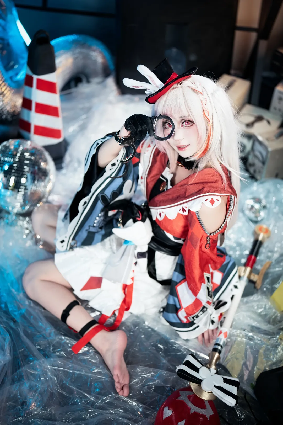少女感, 甜系cosplay, 红白配色, 萝莉装扮, 室内摄影