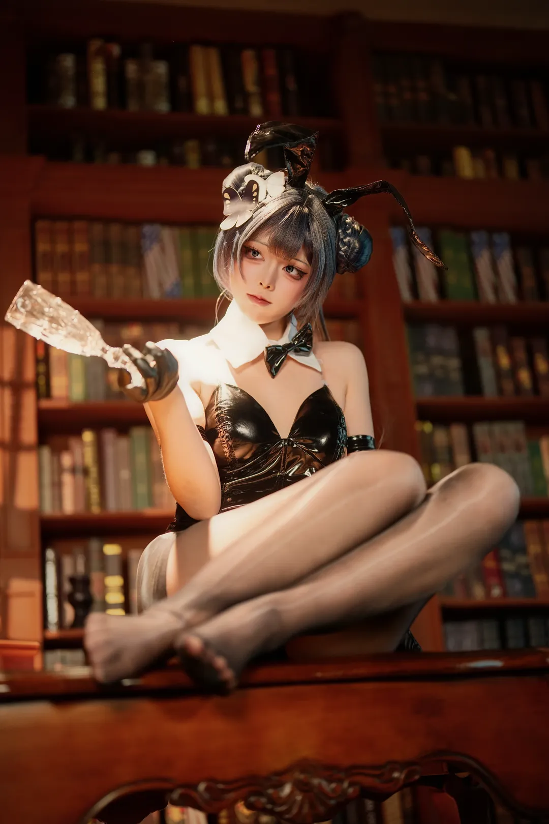 二次元, キサキ コスプレ, バニーガール, コスプレ撮影, 図書館の雰囲気 - 3枚目