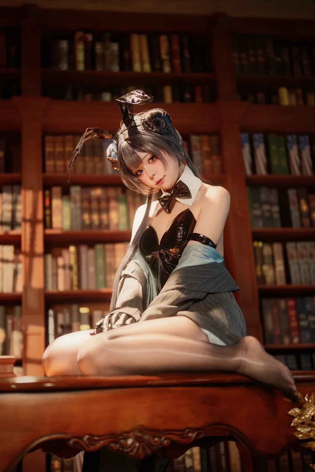 二次元, キサキ コスプレ, バニーガール, コスプレ撮影, 図書館の雰囲気 - 4枚目