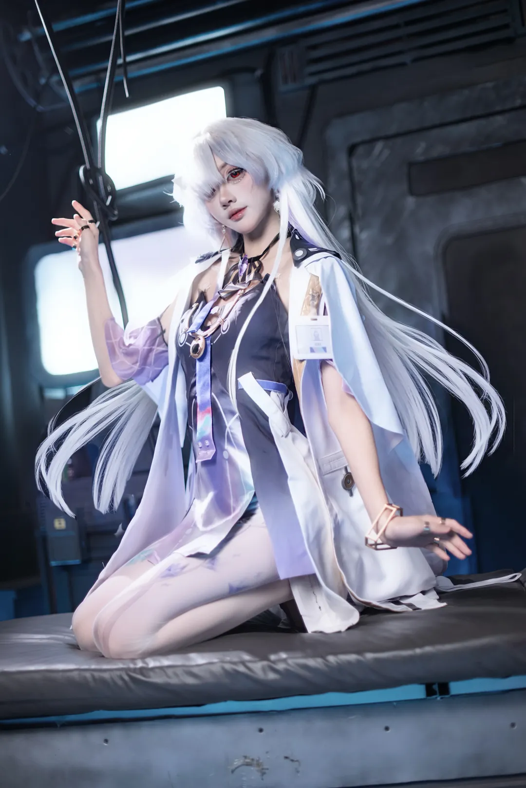 鸣潮, 莫宁cos, cosplay摄影, 银发红瞳, 科幻风装造 - 第1张