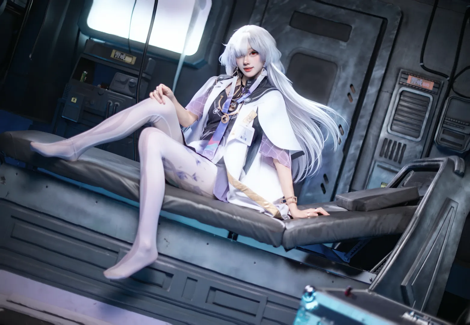 鸣潮, 莫宁cos, cosplay摄影, 银发红瞳, 科幻风装造 - 第2张