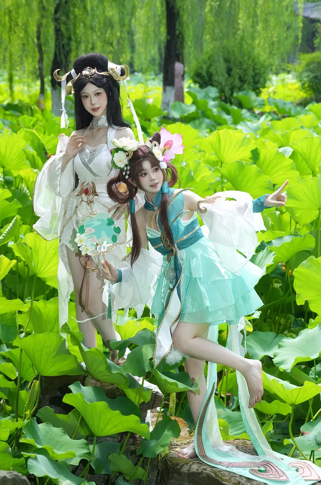 Anime-style photography, Honor of Kings, Chinese-style cosplay, Lotus pond location, Da Qiao and Xiao Qiao (White Snake & Green Snake) Cosplay - Image 1