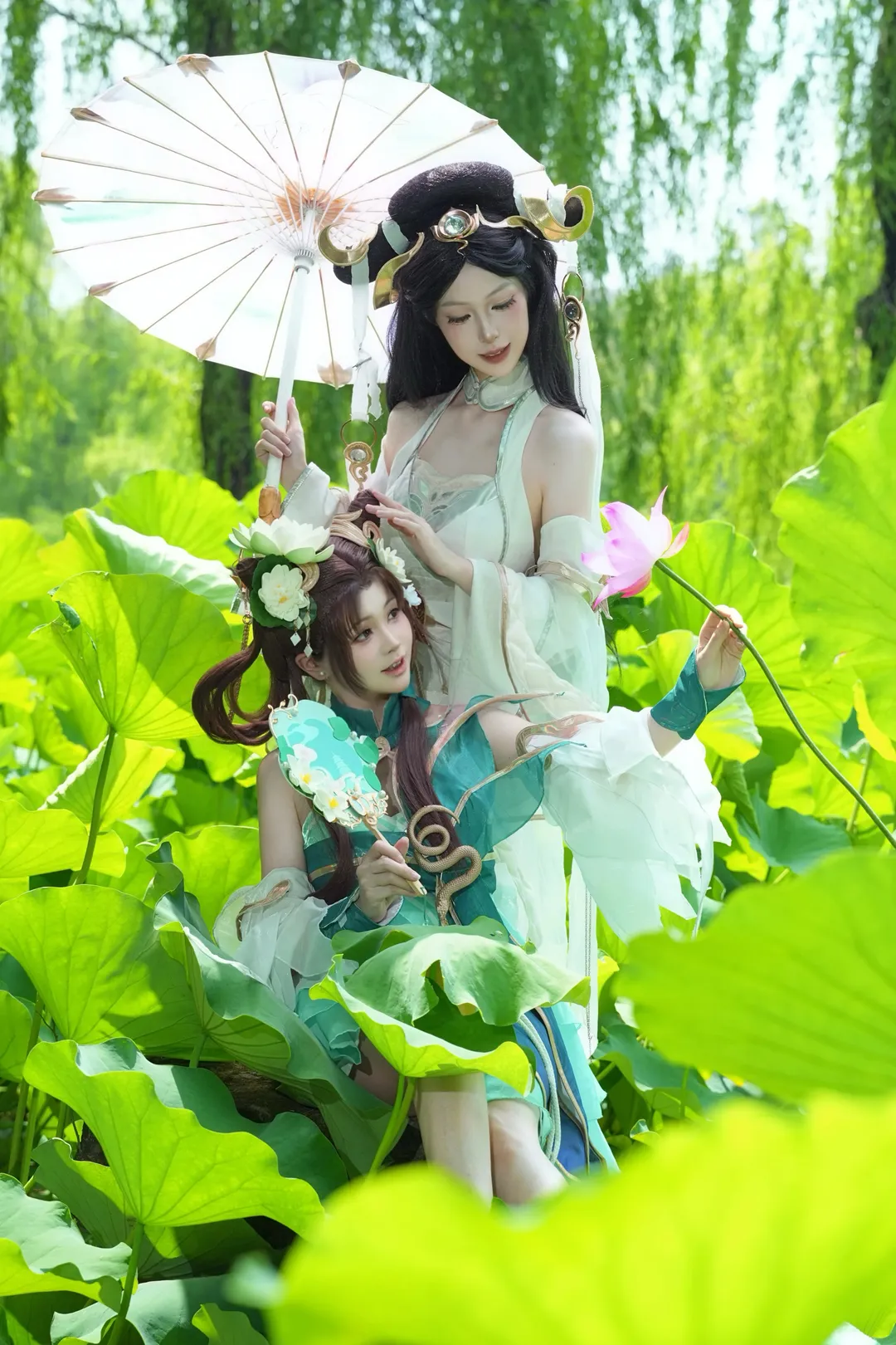 Anime-style photography, Honor of Kings, Chinese-style cosplay, Lotus pond location, Da Qiao and Xiao Qiao (White Snake & Green Snake) Cosplay - Image 2