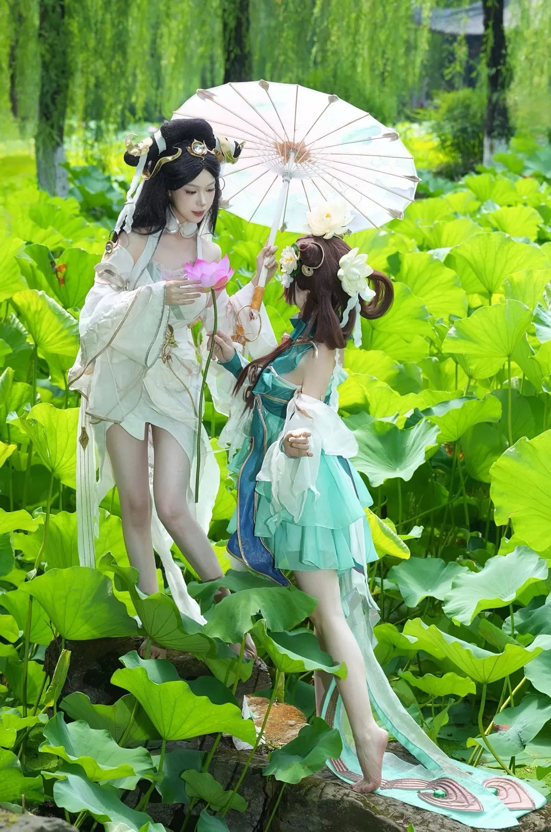 Anime-style photography, Honor of Kings, Chinese-style cosplay, Lotus pond location, Da Qiao and Xiao Qiao (White Snake & Green Snake) Cosplay - Image 4