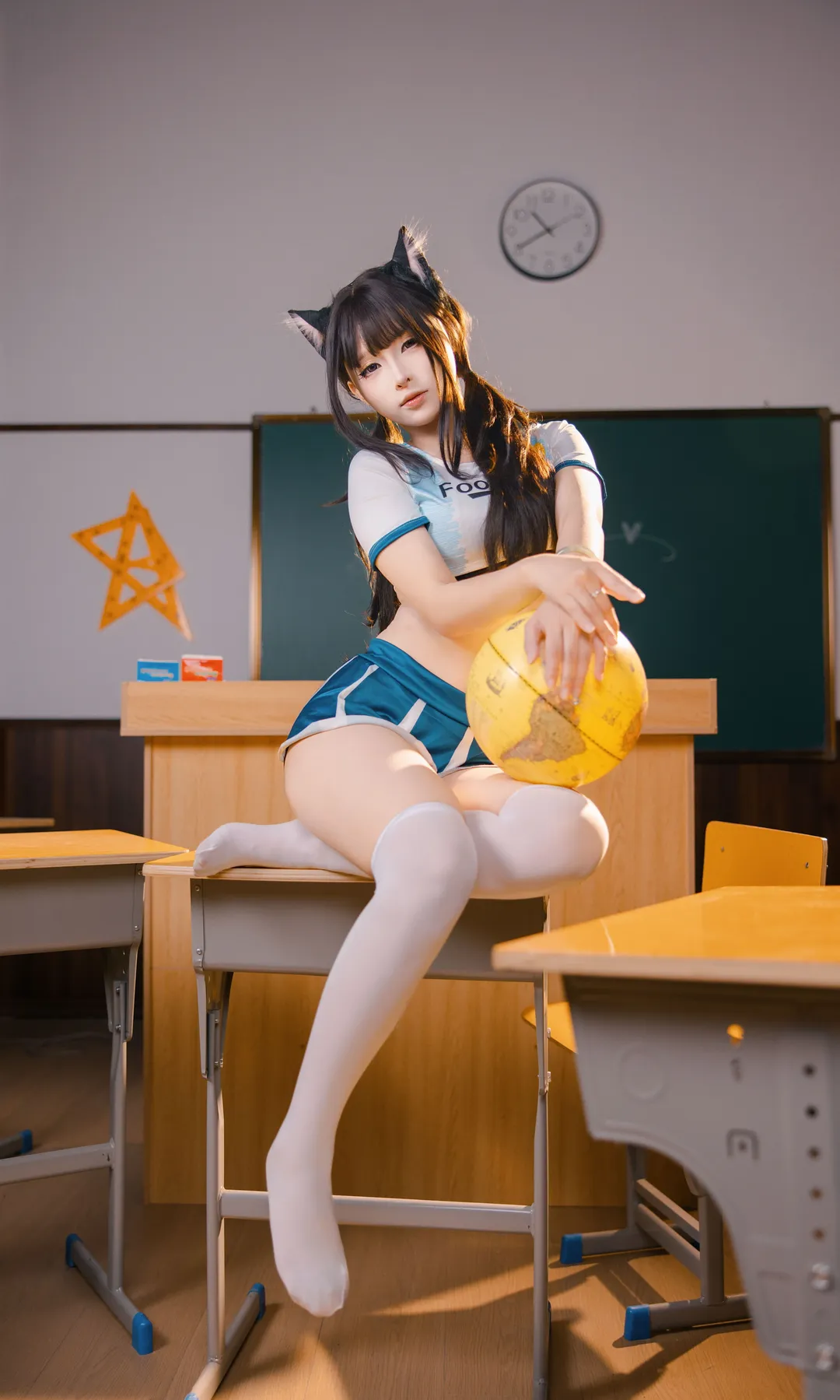 日系ナチュラルスタイル, 猫耳コスプレ, 教室撮影, サッカー少女, 白タイツ制服 - 1枚目