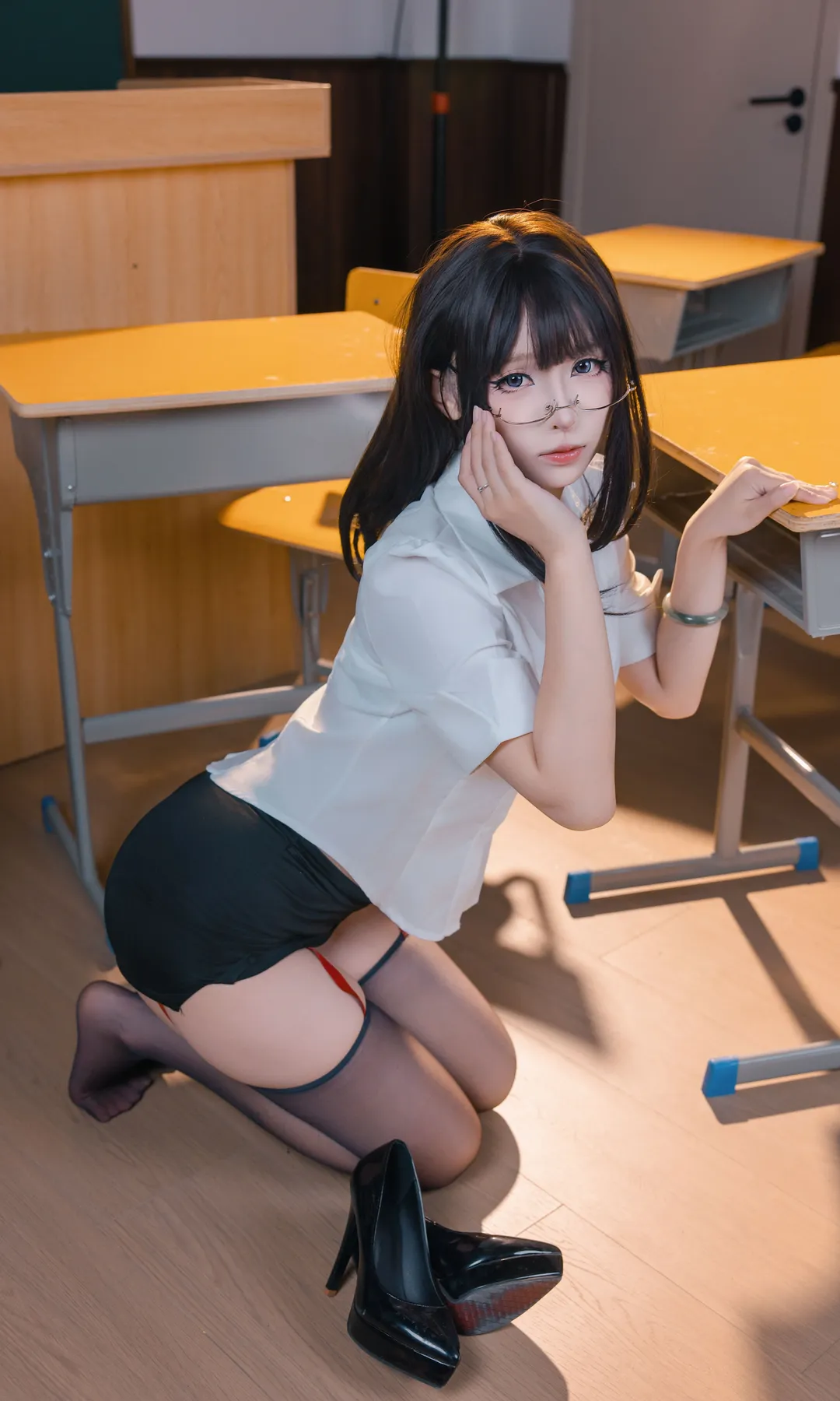 二次元摄影, 教室氛围感, JK制服cos, 甜辣穿搭, 眼镜娘