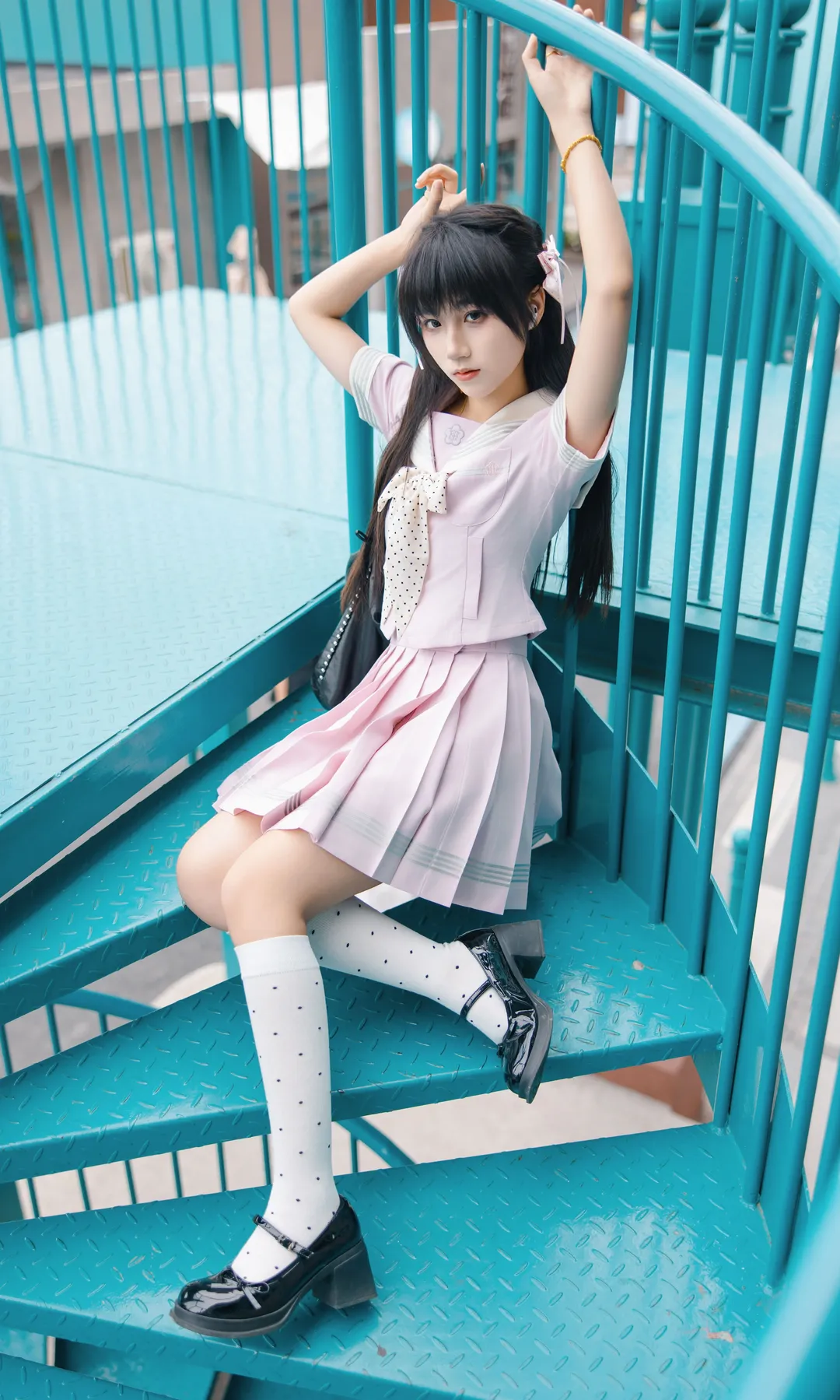 二次元撮影, インダストリアル風の屋外ロケーション, JKコーデ, ピンクのセーラー服, セーラー服コスプレ