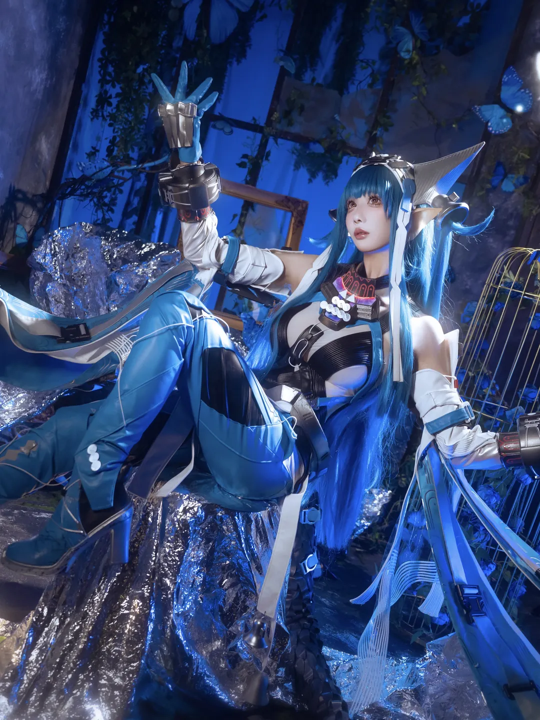 Atmospheric photography, Sci-fi cosplay, Arknights: Endfield, Mechanical aesthetics, Blue-themed outfit - Image 2
