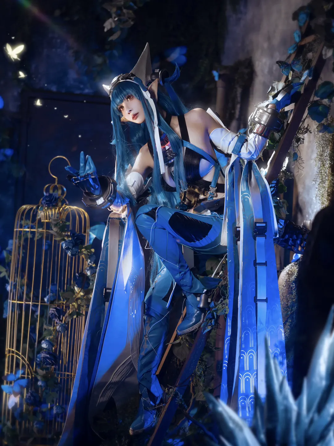 Atmospheric photography, Sci-fi cosplay, Arknights: Endfield, Mechanical aesthetics, Blue-themed outfit - Image 3
