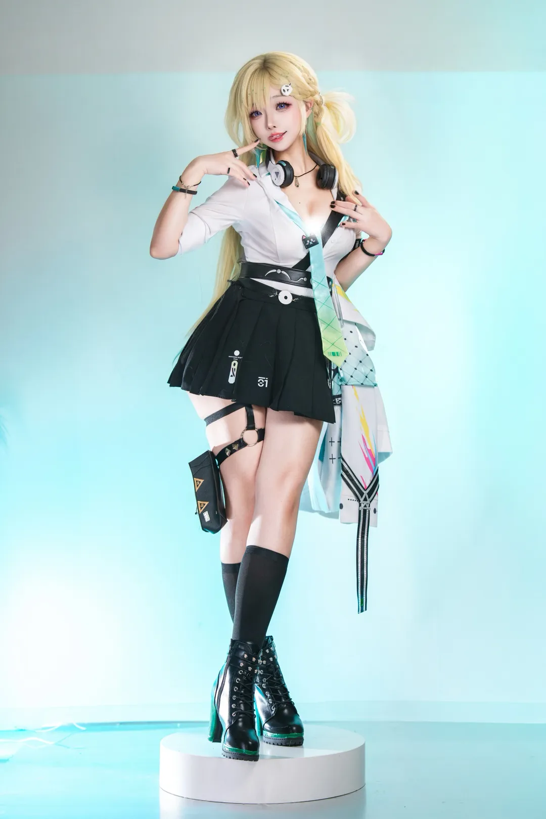 鸣潮, 琳奈cos, 金发辣妹, 制服cosplay, 鸣潮琳奈