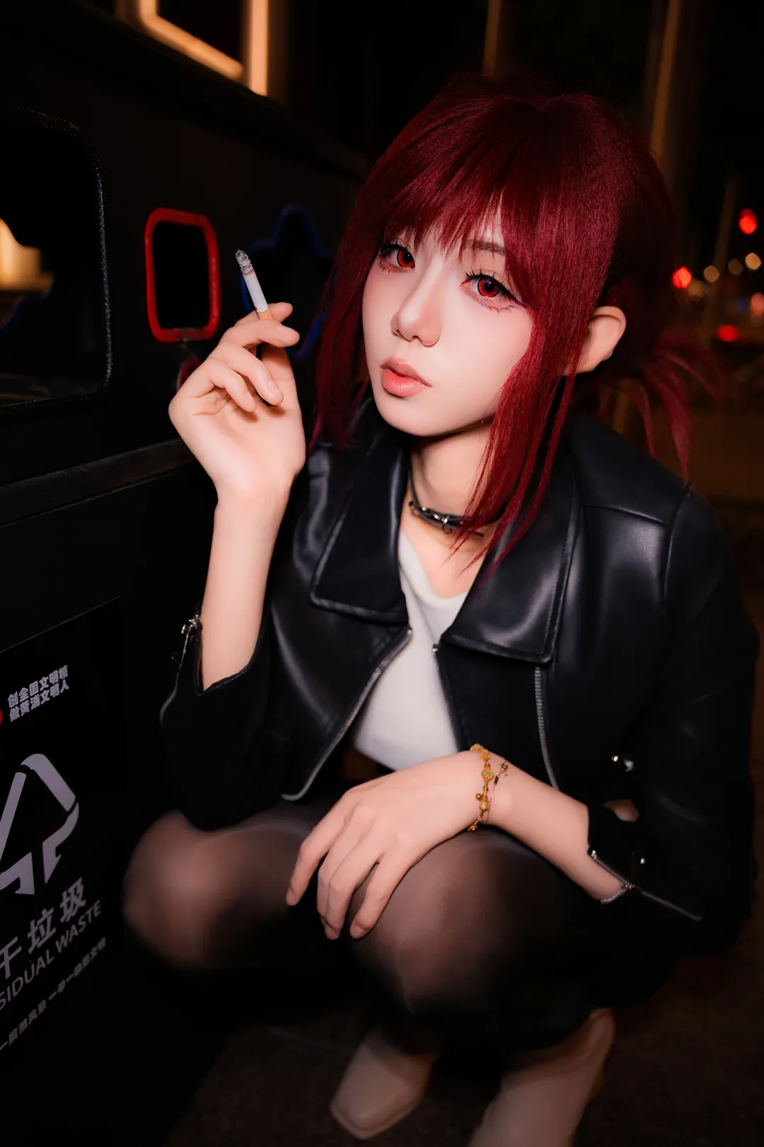 街头风穿搭, 红发cosplay, 田山小姐cos, 躲在超市后门抽烟的两人, 皮衣穿搭cos
