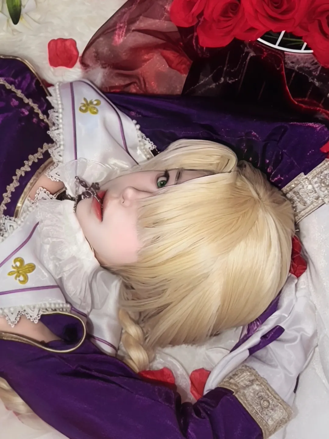 正太cos, 贞德cosplay, 紫金洋装, 红玫瑰布景, 池咲弥撒 - 第2张