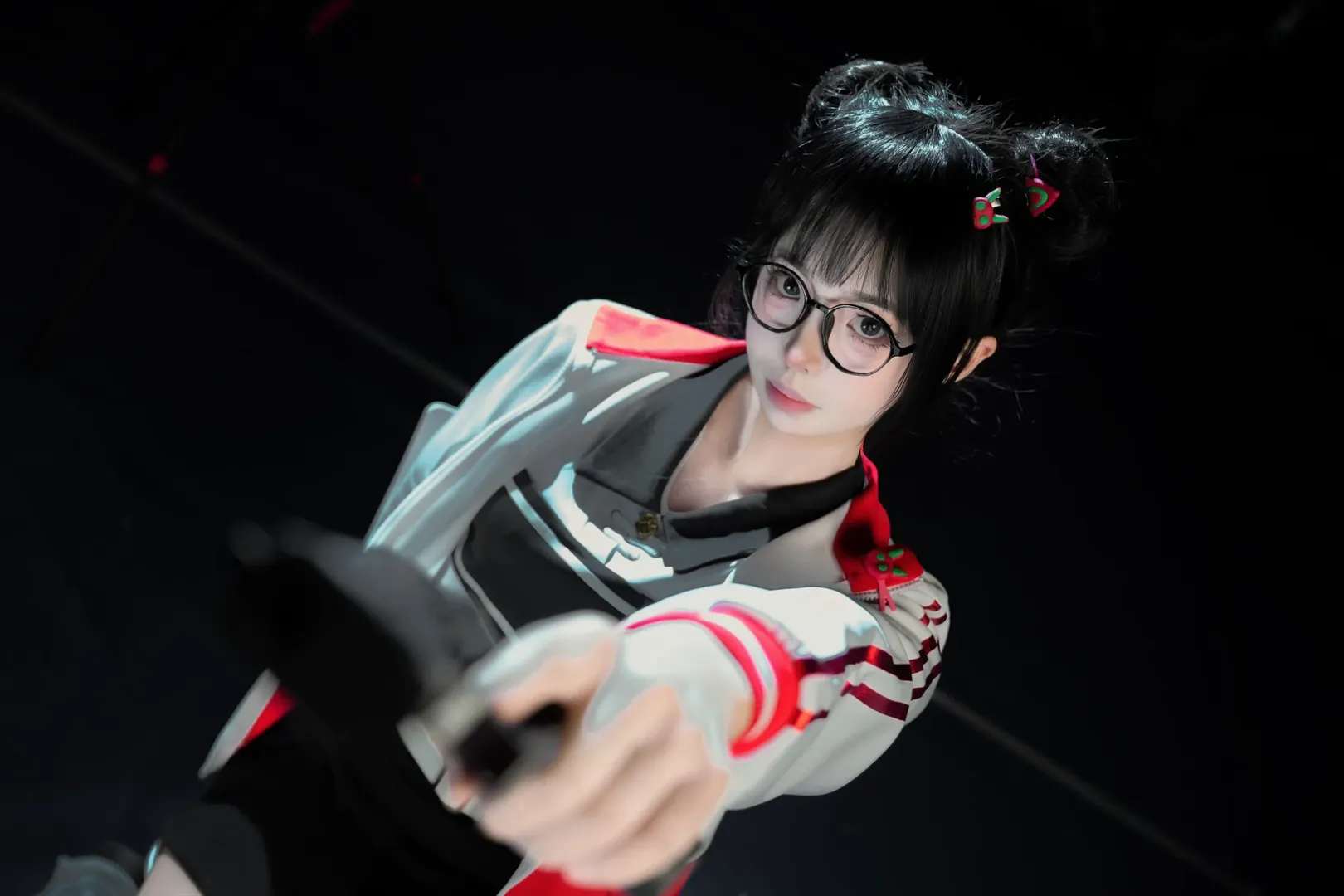 Anime cosplay, Si Xiaonan cosplay, Slay the Gods(Anime), Gun-holding pose, Glasses girl