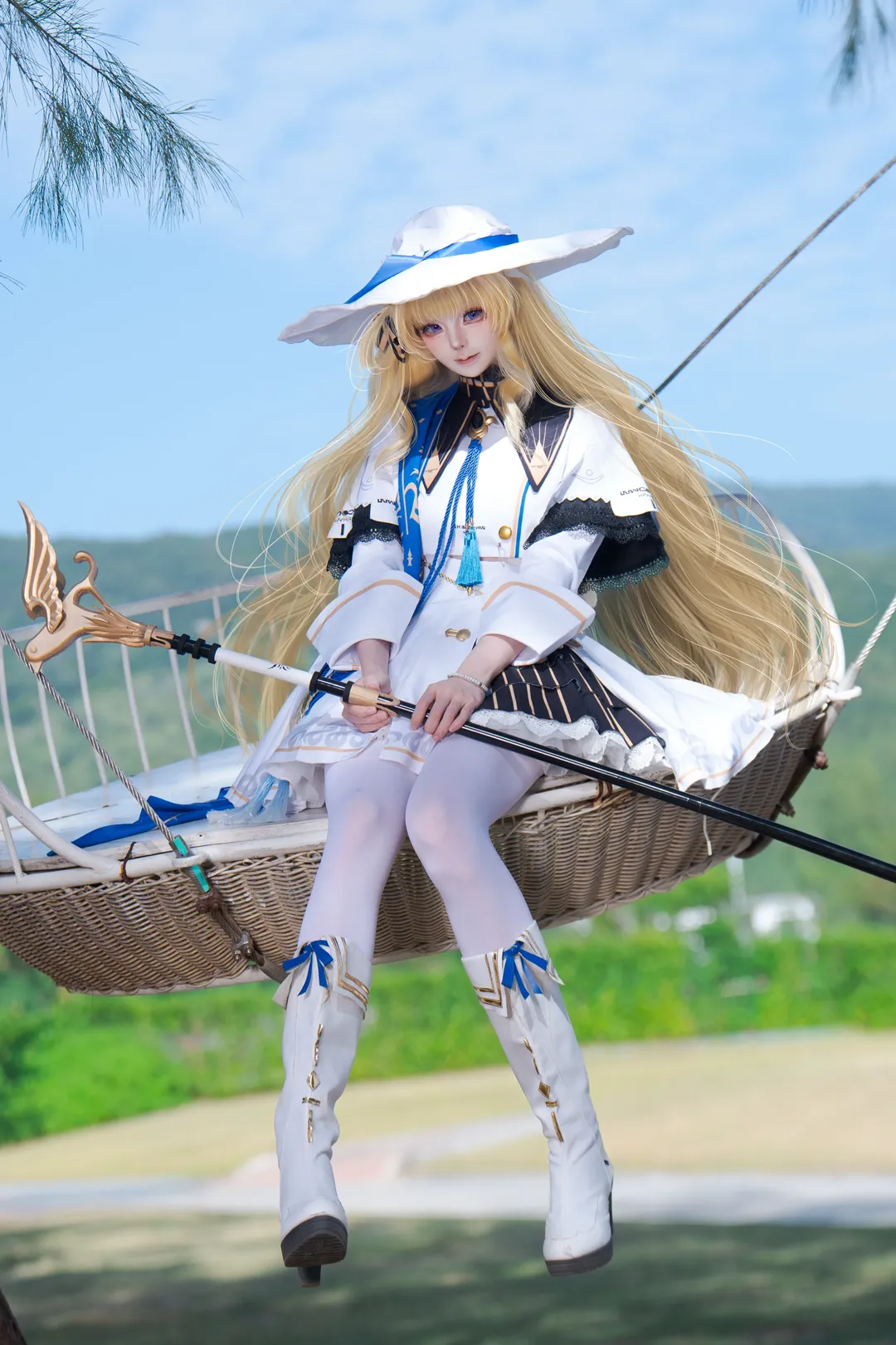 フィービー コスプレ, 鳴潮, 二次元日常, 白いサマードレス, 屋外用ブランコ