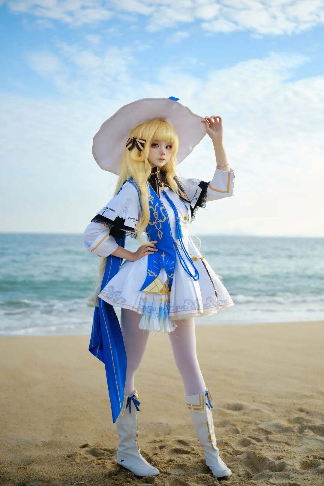 菲比cos, 鸣潮, cosplay摄影, 海边外景, 白蓝配色