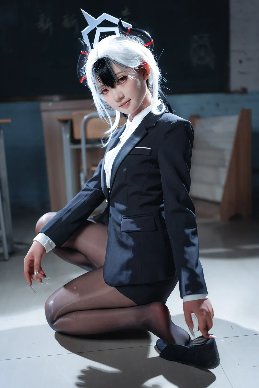 蔚蓝档案, 鬼方佳代子cos, OL制服, cosplay分享, 教室摄影