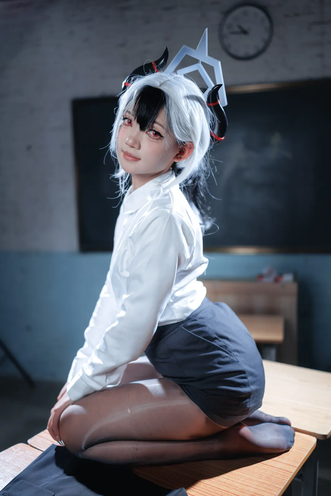 ブルーアーカイブ, 鬼方カヨコ コスプレ, OL制服, コスプレシェア, 教室撮影 - 3枚目