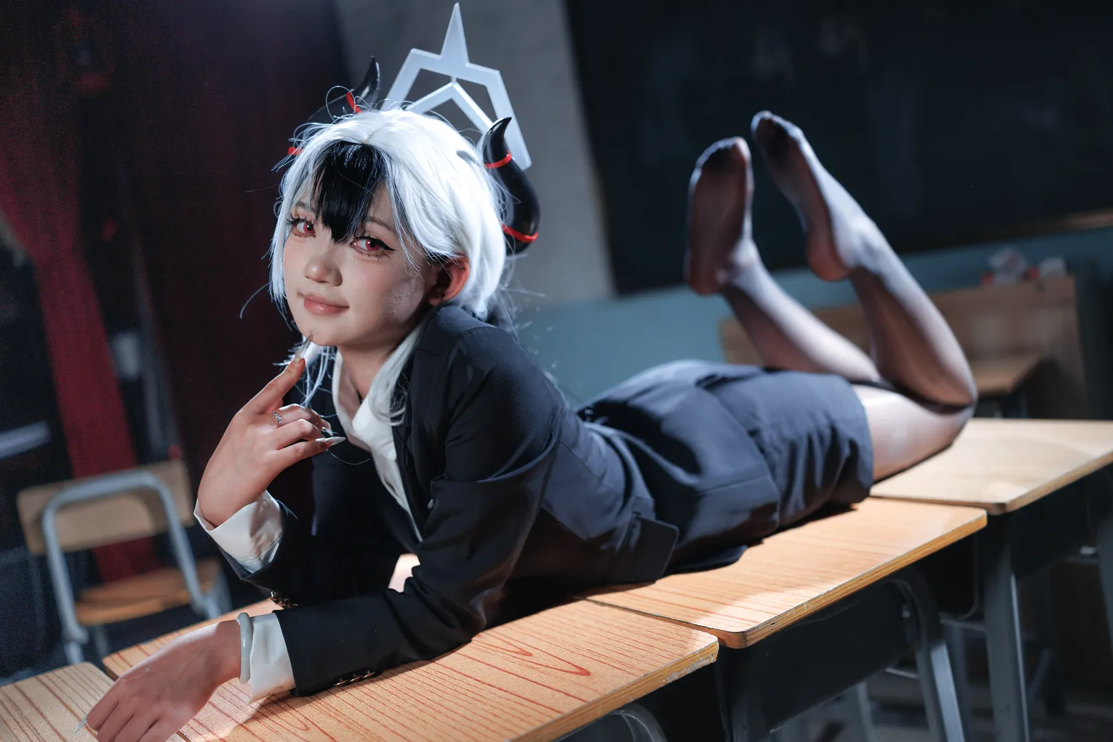 ブルーアーカイブ, 鬼方カヨコ コスプレ, OL制服, コスプレシェア, 教室撮影 - 4枚目