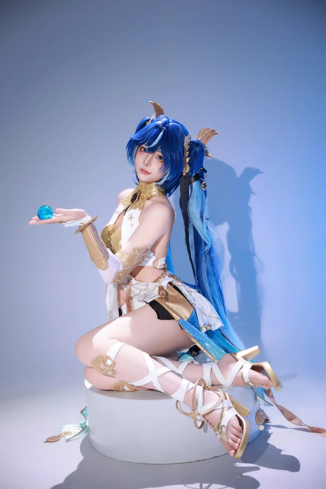 白ホリ撮影, コスプレ, ユーノ コスプレ, 青髪, 金色のアクセサリー - 3枚目