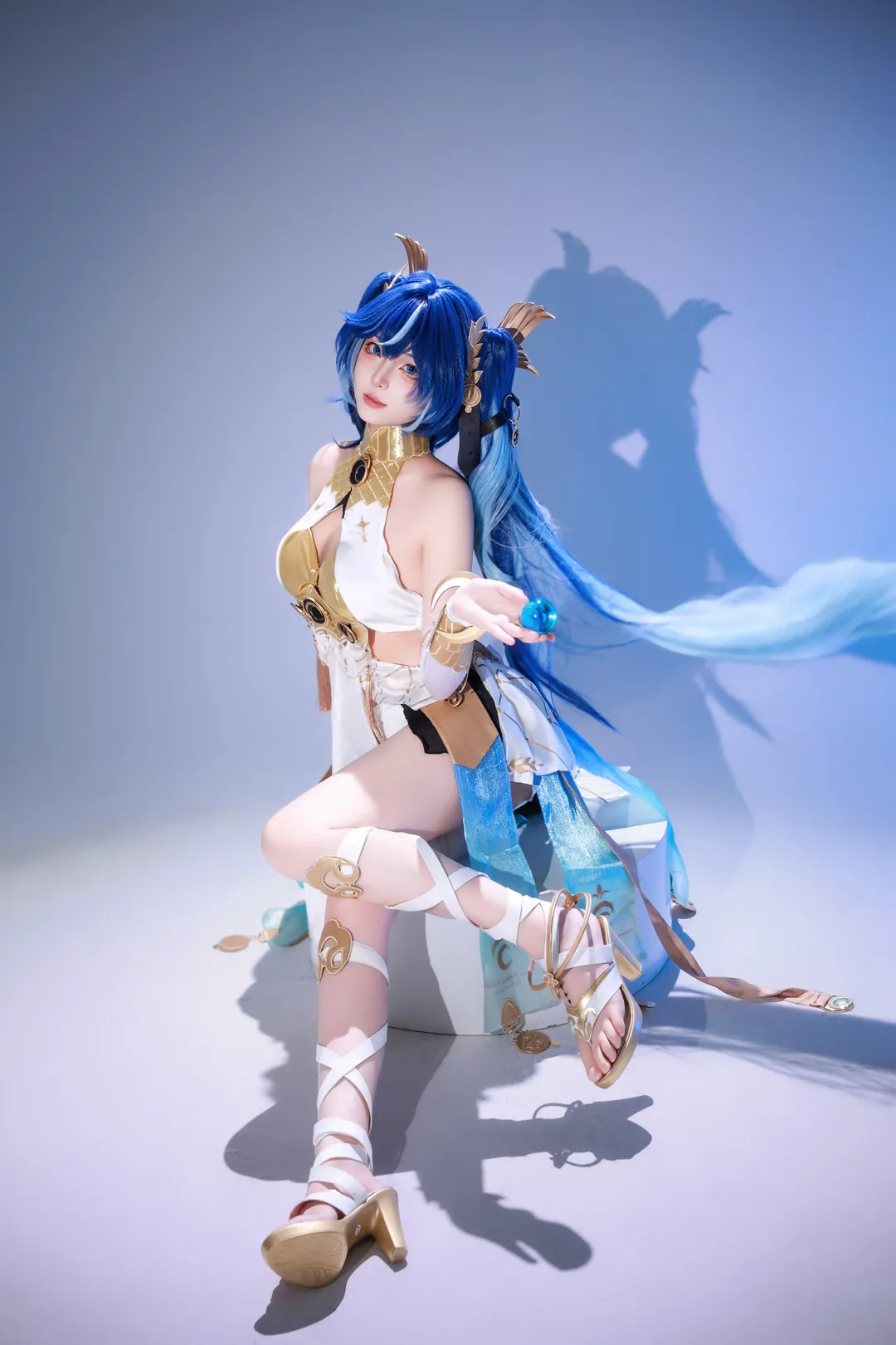 白ホリ撮影, コスプレ, ユーノ コスプレ, 青髪, 金色のアクセサリー - 4枚目