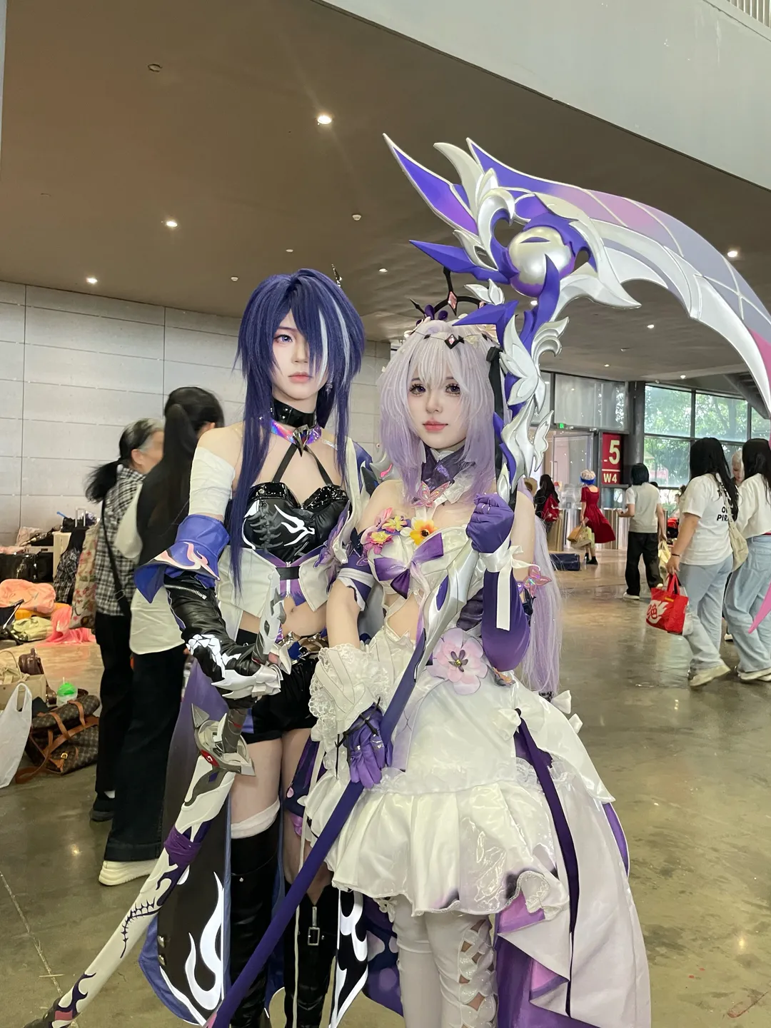 Honkai: Star Rail, Convention photos, Castorice cosplay, Cosplay photography, Taking photos with cosplayers at conventions