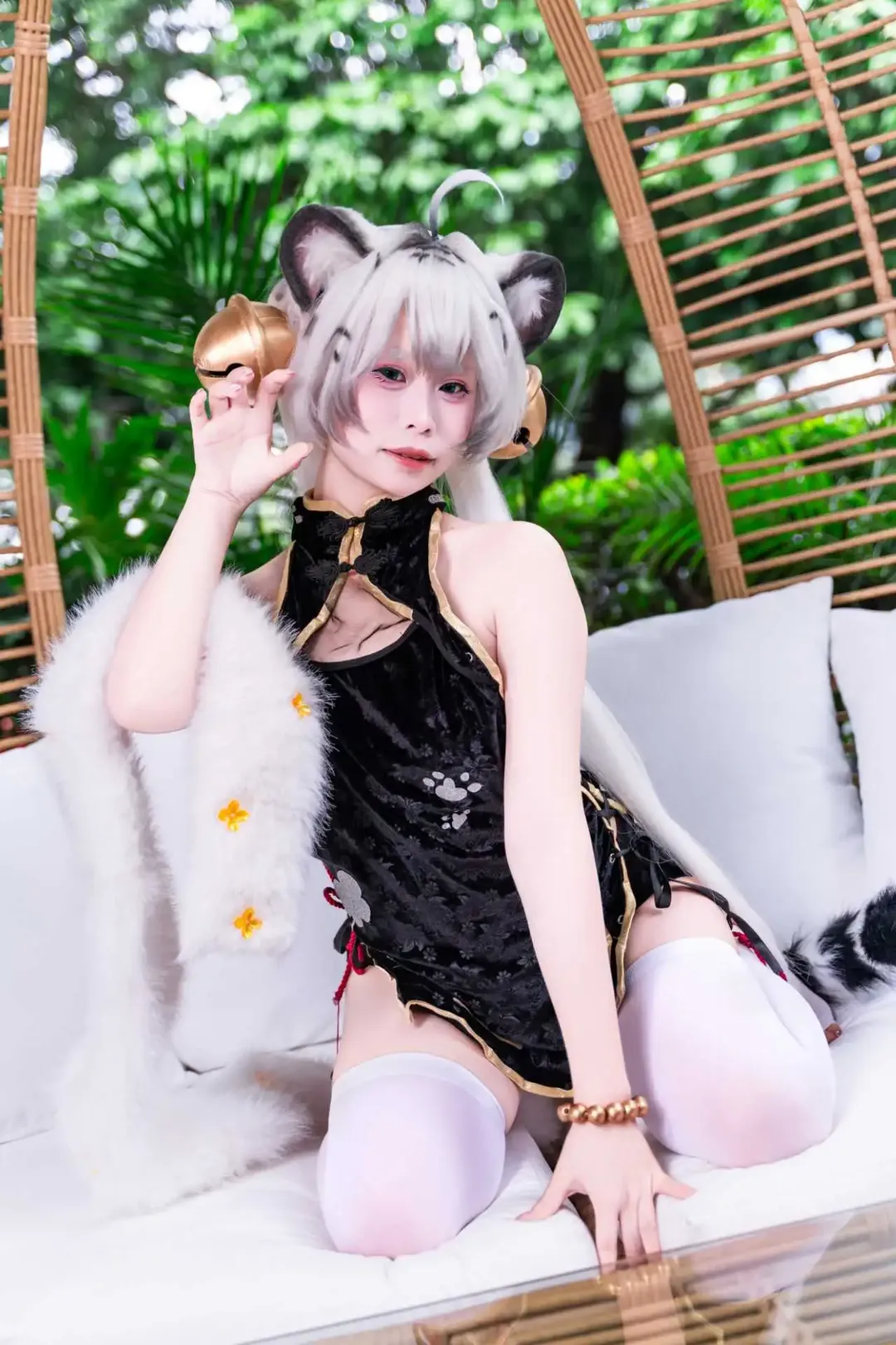 Anime-style photography, Anime convention cosplay, White tiger girl cosplay, The tiger's roar stirs up the wind, Cute girl with animal ears